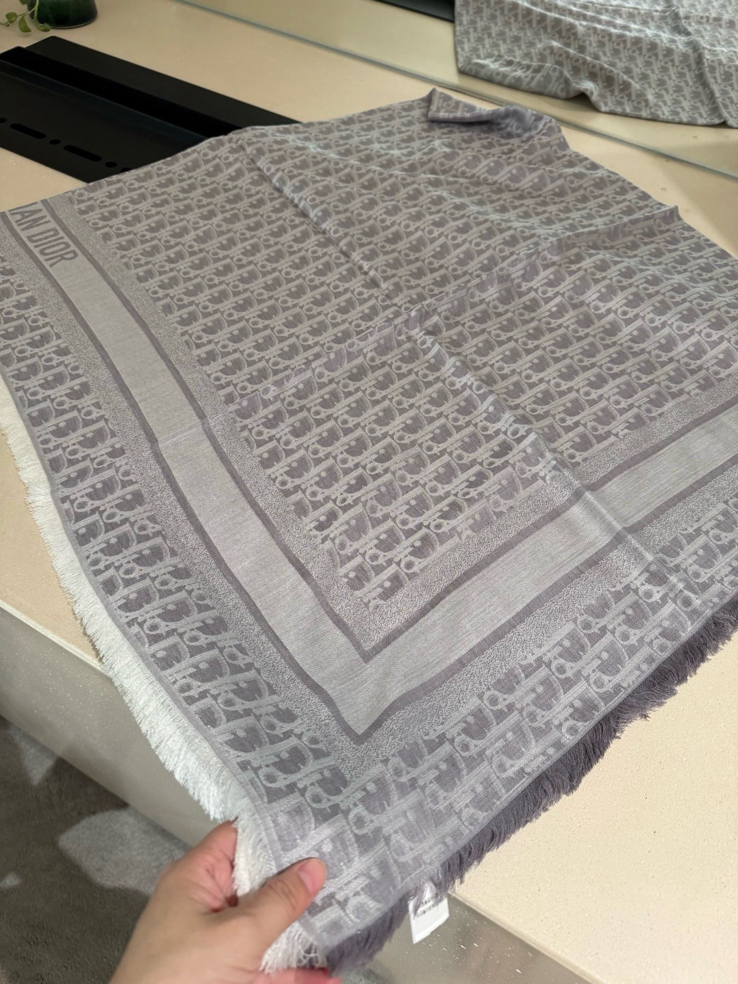 P高版本😈Dior披肩❤️经典方巾字母👍搭配丝毛混纺的华美质感，与成衣和配饰系列单品搭配相宜。尺寸：14