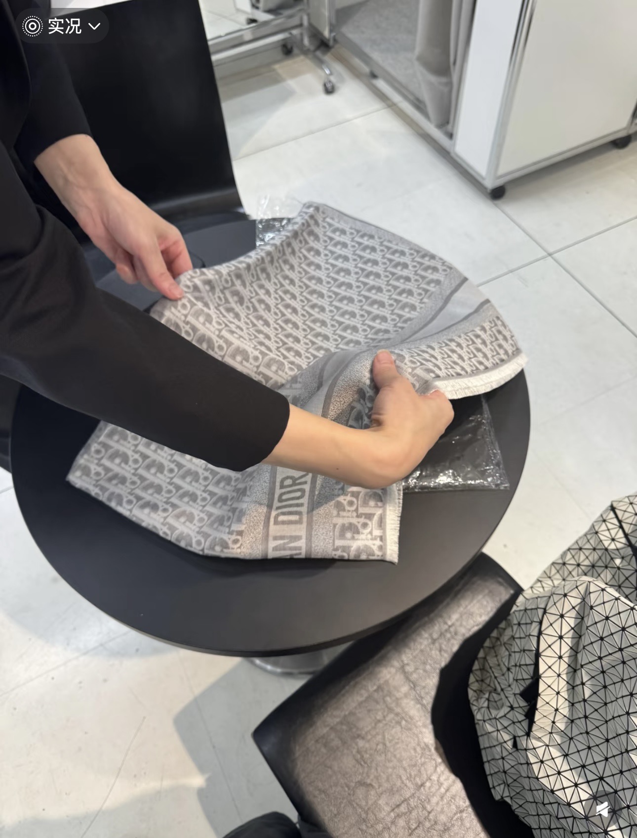 P高版本😈Dior披肩❤️经典方巾字母👍搭配丝毛混纺的华美质感，与成衣和配饰系列单品搭配相宜。尺寸：14