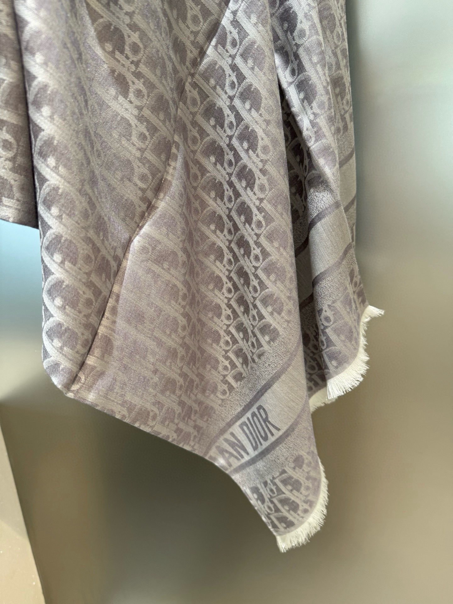 P高版本😈Dior披肩❤️经典方巾字母👍搭配丝毛混纺的华美质感，与成衣和配饰系列单品搭配相宜。尺寸：14