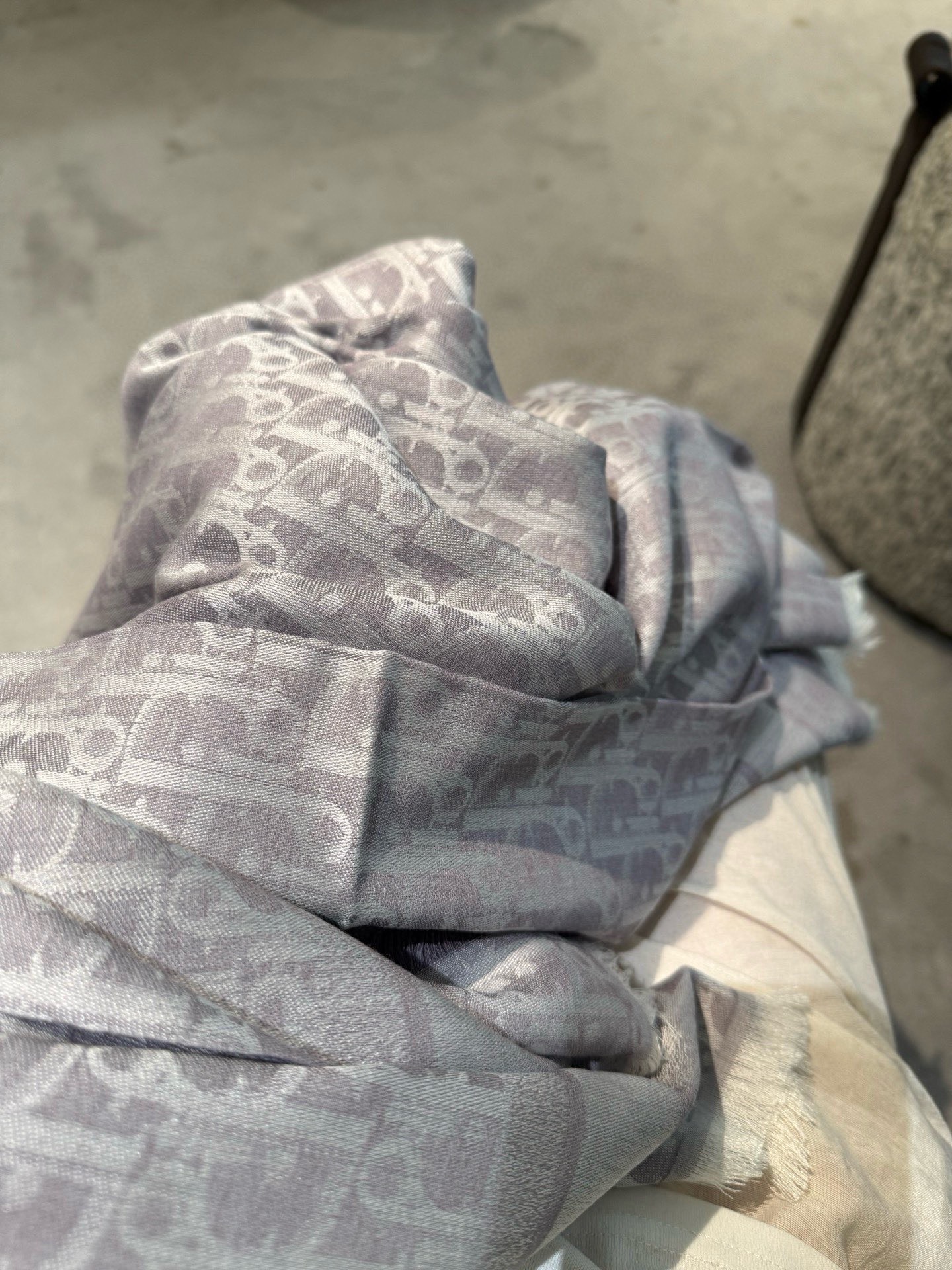 P高版本😈Dior披肩❤️经典方巾字母👍搭配丝毛混纺的华美质感，与成衣和配饰系列单品搭配相宜。尺寸：14