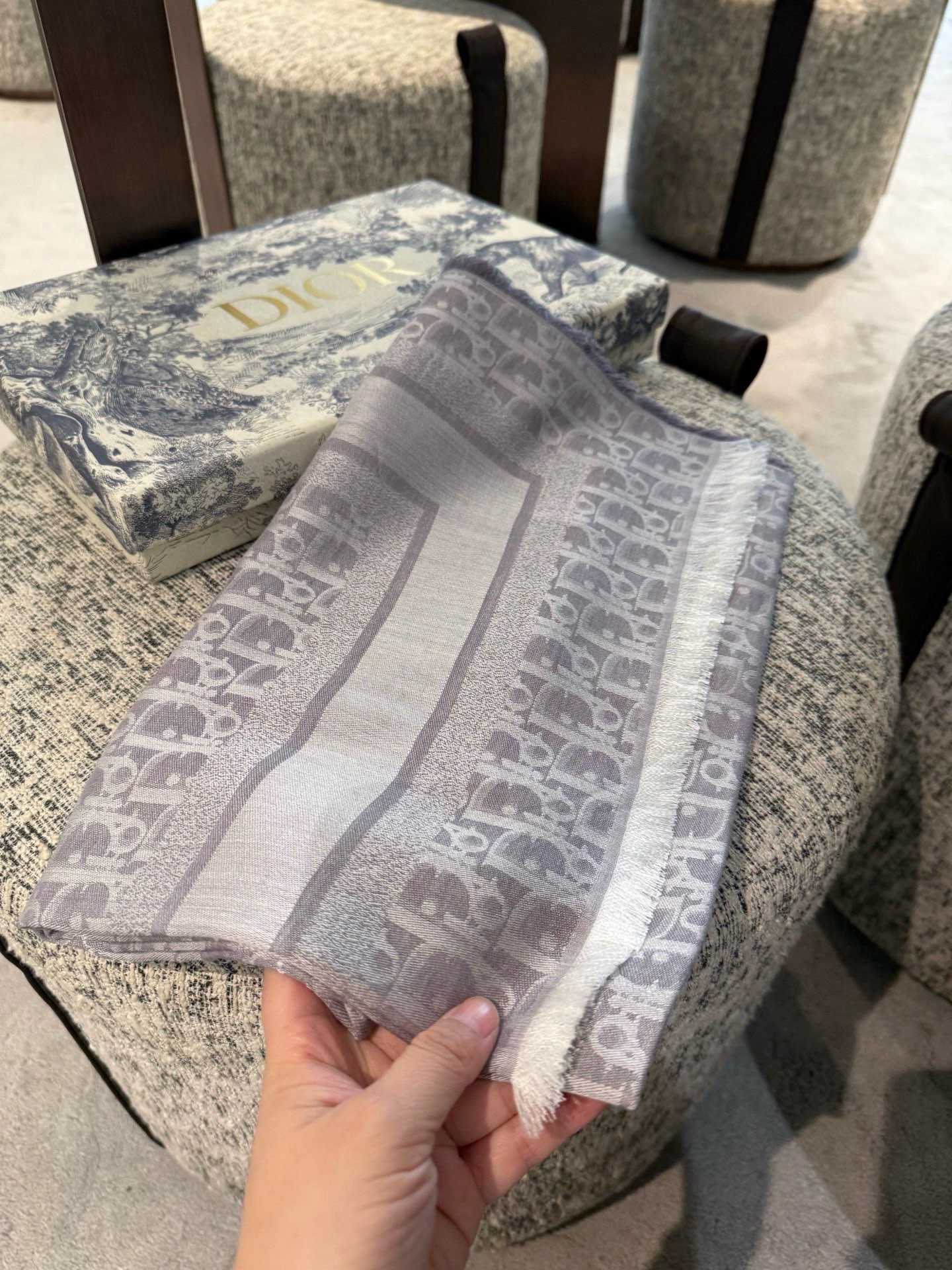 P高版本😈Dior披肩❤️经典方巾字母👍搭配丝毛混纺的华美质感，与成衣和配饰系列单品搭配相宜。尺寸：14