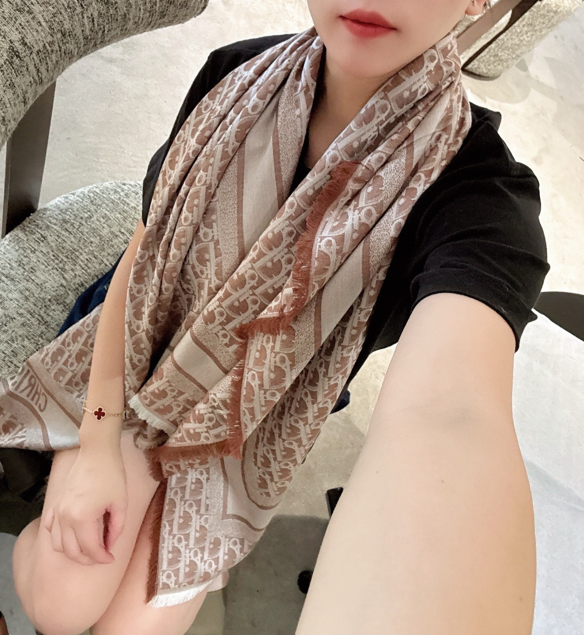 P高版本😈Dior披肩❤️经典方巾字母👍搭配丝毛混纺的华美质感，与成衣和配饰系列单品搭配相宜。尺寸：14