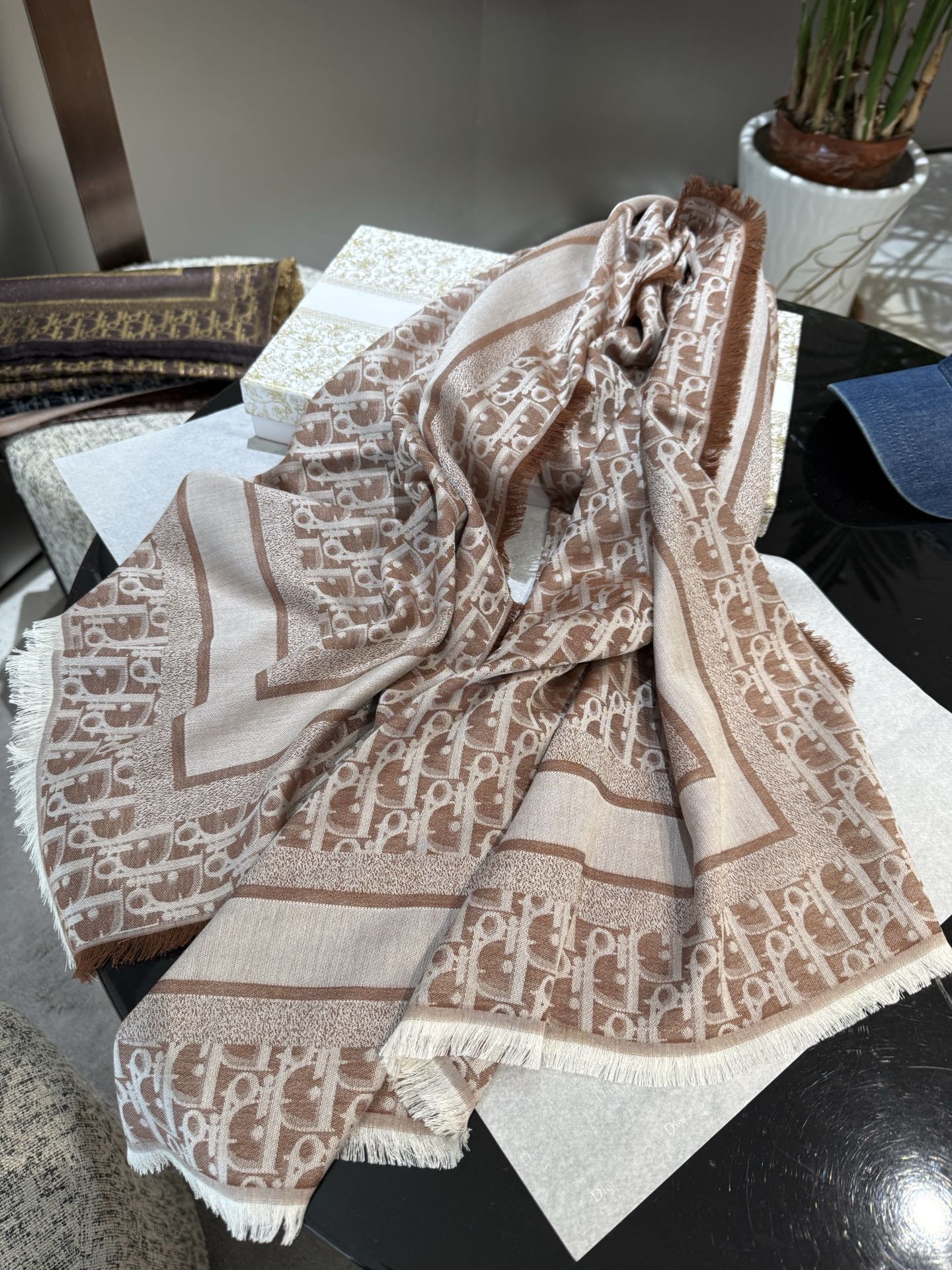 P高版本😈Dior披肩❤️经典方巾字母👍搭配丝毛混纺的华美质感，与成衣和配饰系列单品搭配相宜。尺寸：14