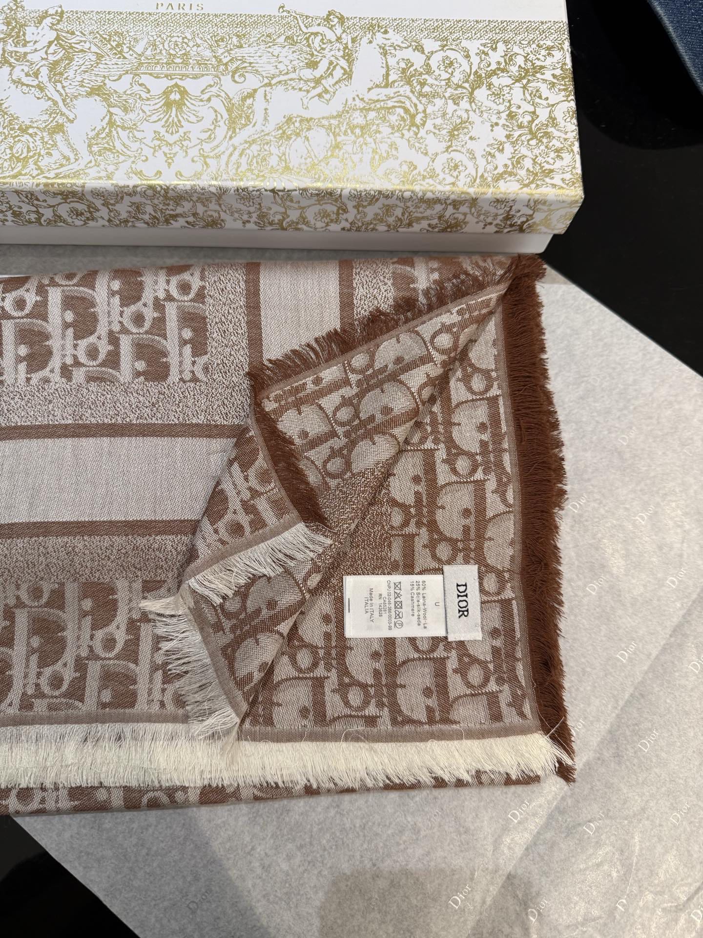 P高版本😈Dior披肩❤️经典方巾字母👍搭配丝毛混纺的华美质感，与成衣和配饰系列单品搭配相宜。尺寸：14
