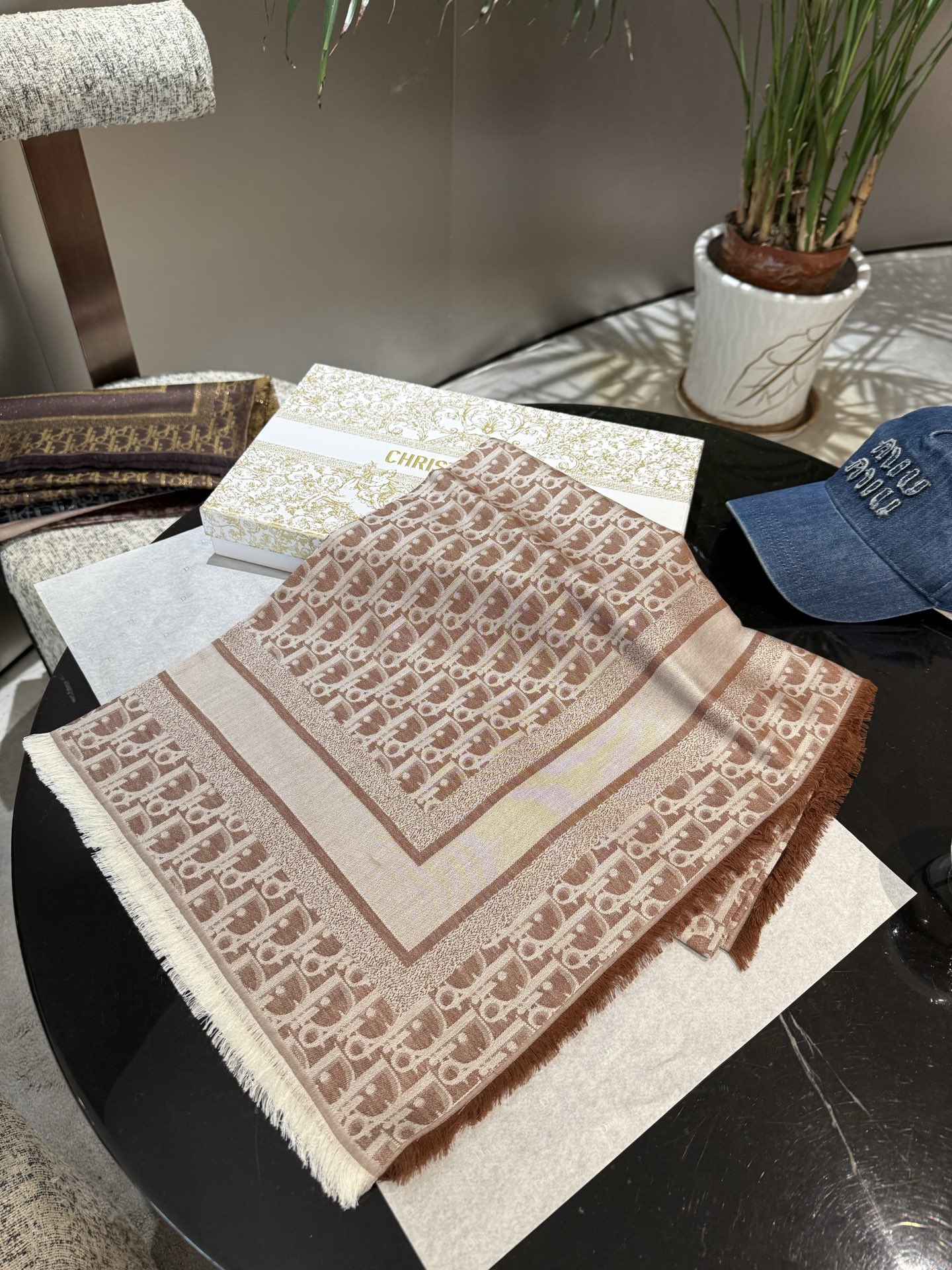 P高版本😈Dior披肩❤️经典方巾字母👍搭配丝毛混纺的华美质感，与成衣和配饰系列单品搭配相宜。尺寸：14