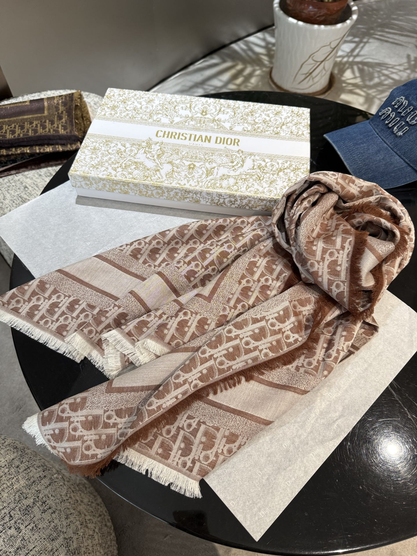 P高版本😈Dior披肩❤️经典方巾字母👍搭配丝毛混纺的华美质感，与成衣和配饰系列单品搭配相宜。尺寸：14