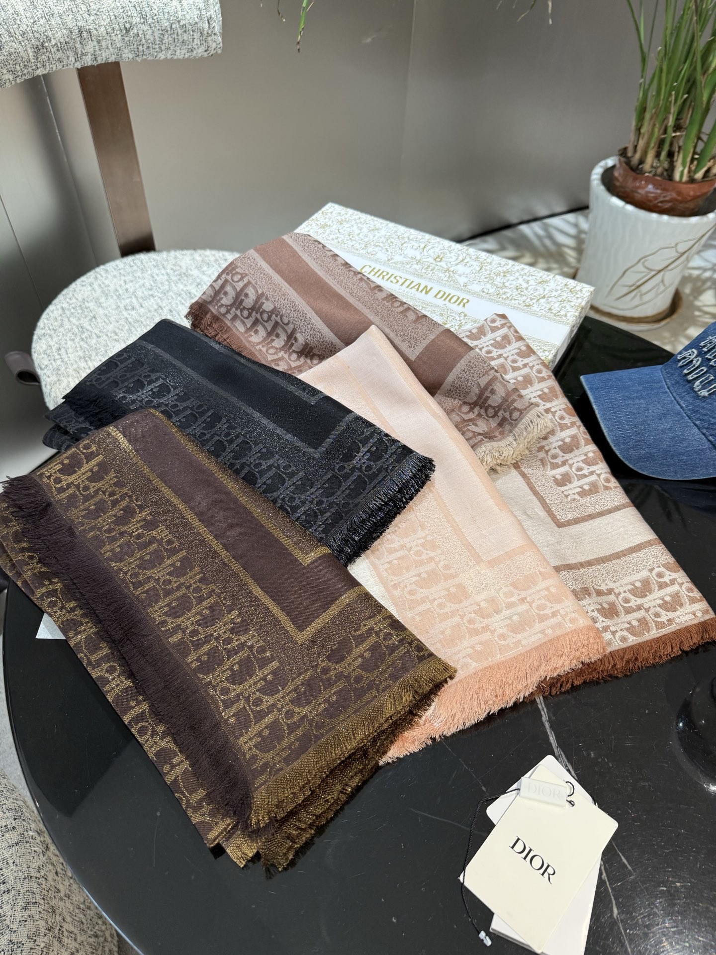 P高版本😈Dior披肩❤️经典方巾字母👍搭配丝毛混纺的华美质感，与成衣和配饰系列单品搭配相宜。尺寸：14