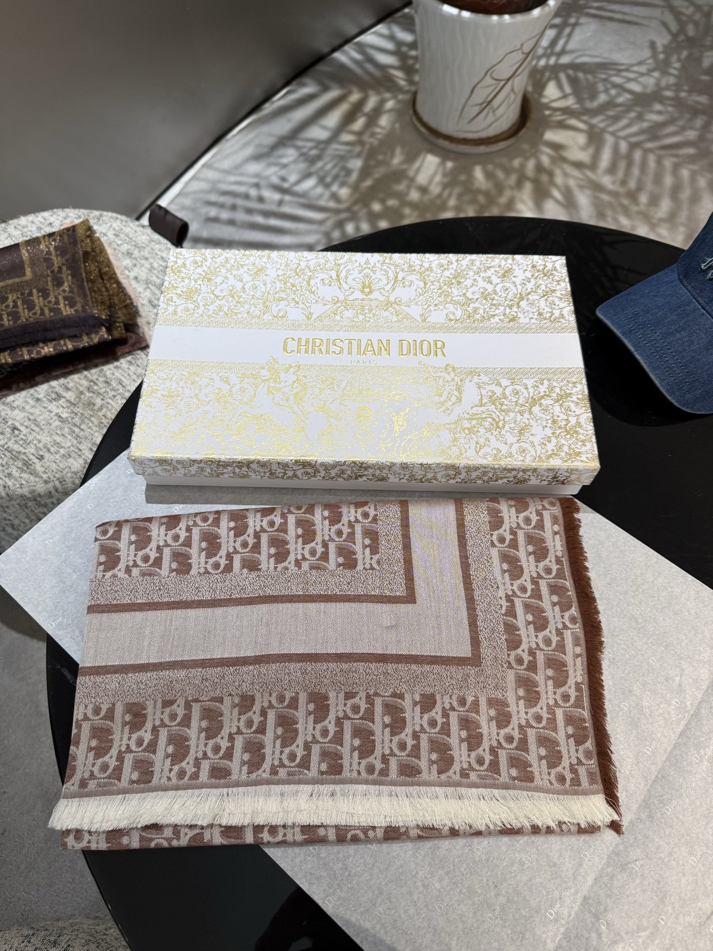 P高版本😈Dior披肩❤️经典方巾字母👍搭配丝毛混纺的华美质感，与成衣和配饰系列单品搭配相宜。尺寸：14