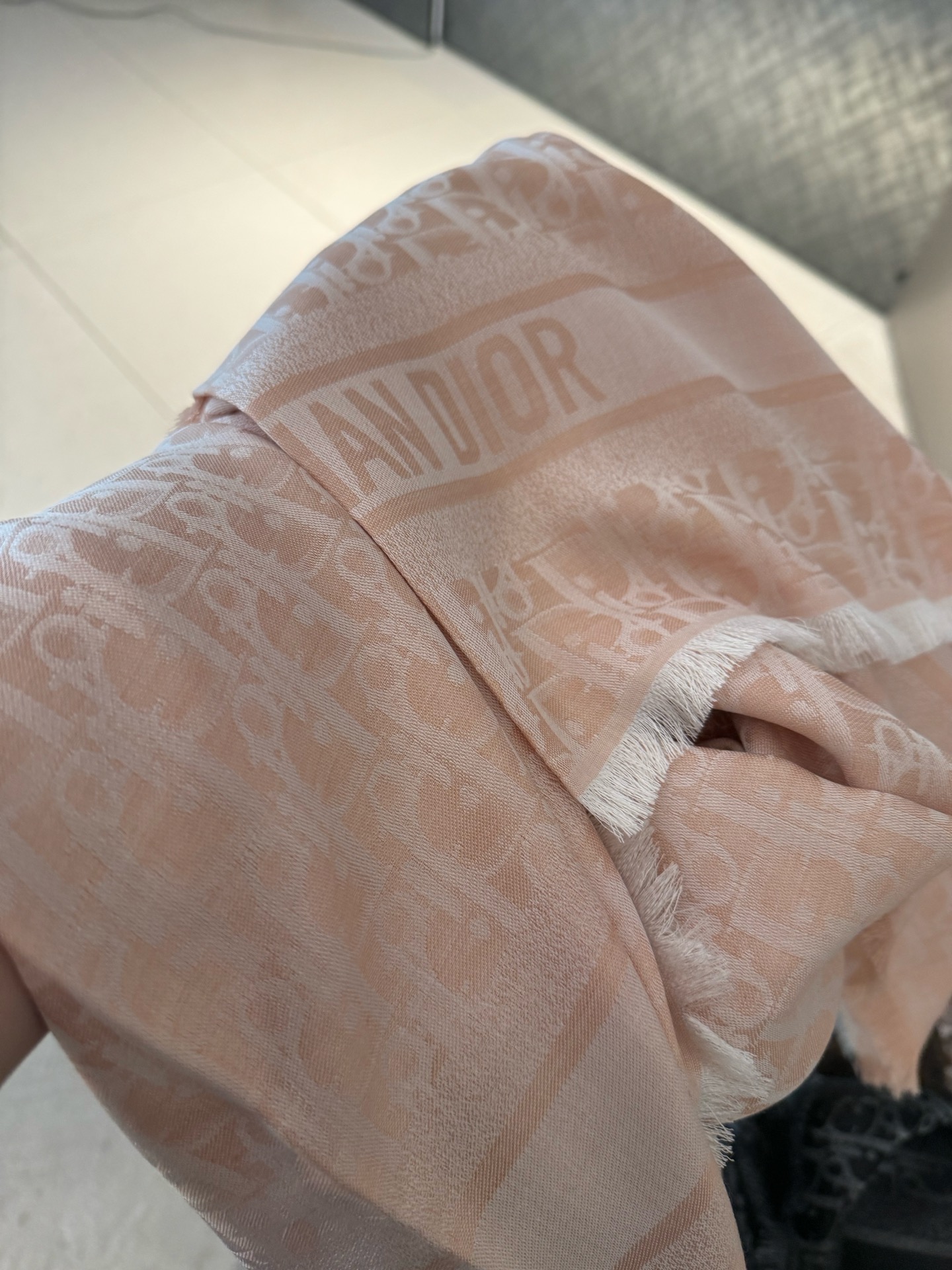 P高版本😈Dior披肩❤️经典方巾字母👍搭配丝毛混纺的华美质感，与成衣和配饰系列单品搭配相宜。尺寸：14