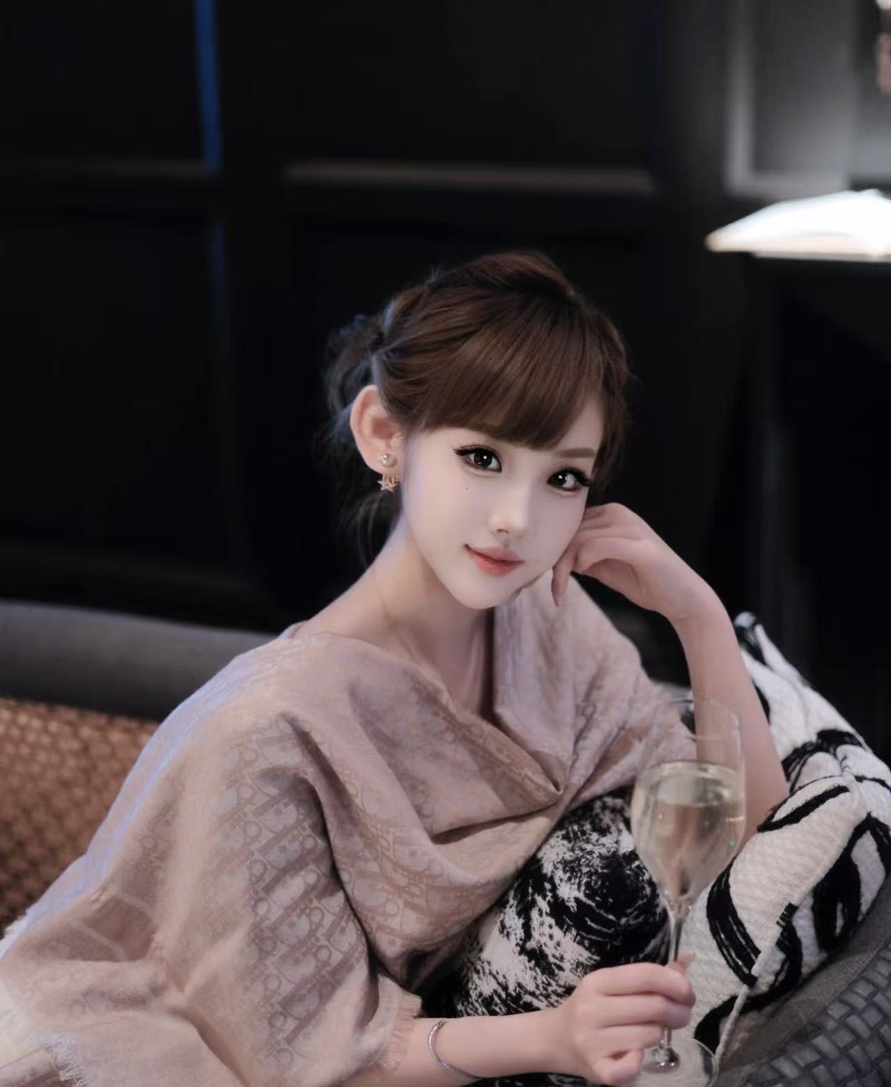 P高版本😈Dior披肩❤️经典方巾字母👍搭配丝毛混纺的华美质感，与成衣和配饰系列单品搭配相宜。尺寸：14