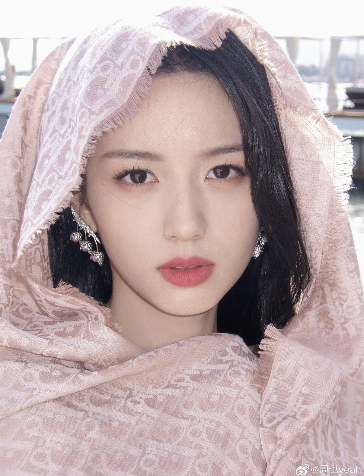 P高版本😈Dior披肩❤️经典方巾字母👍搭配丝毛混纺的华美质感，与成衣和配饰系列单品搭配相宜。尺寸：14