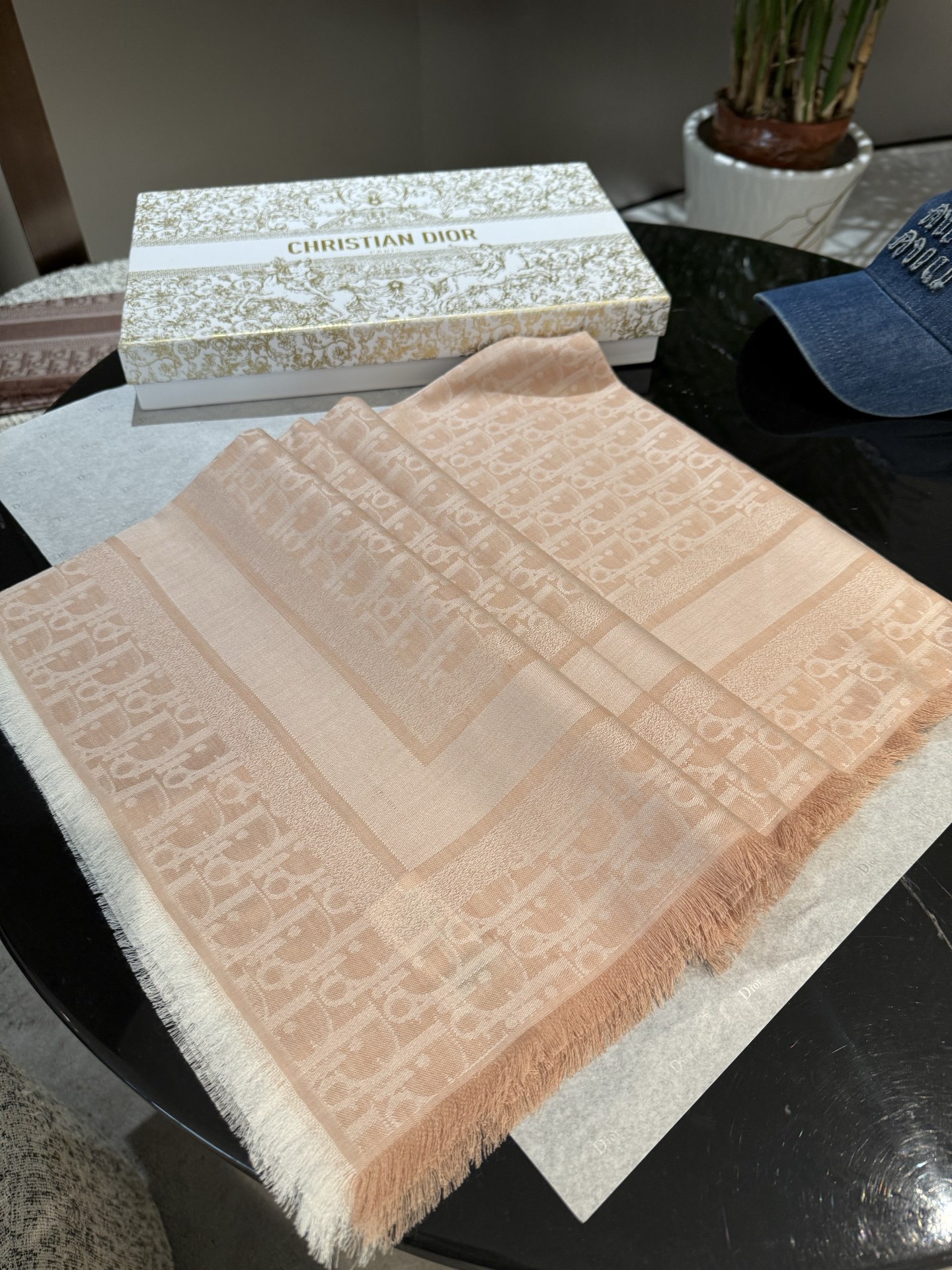 P高版本😈Dior披肩❤️经典方巾字母👍搭配丝毛混纺的华美质感，与成衣和配饰系列单品搭配相宜。尺寸：14