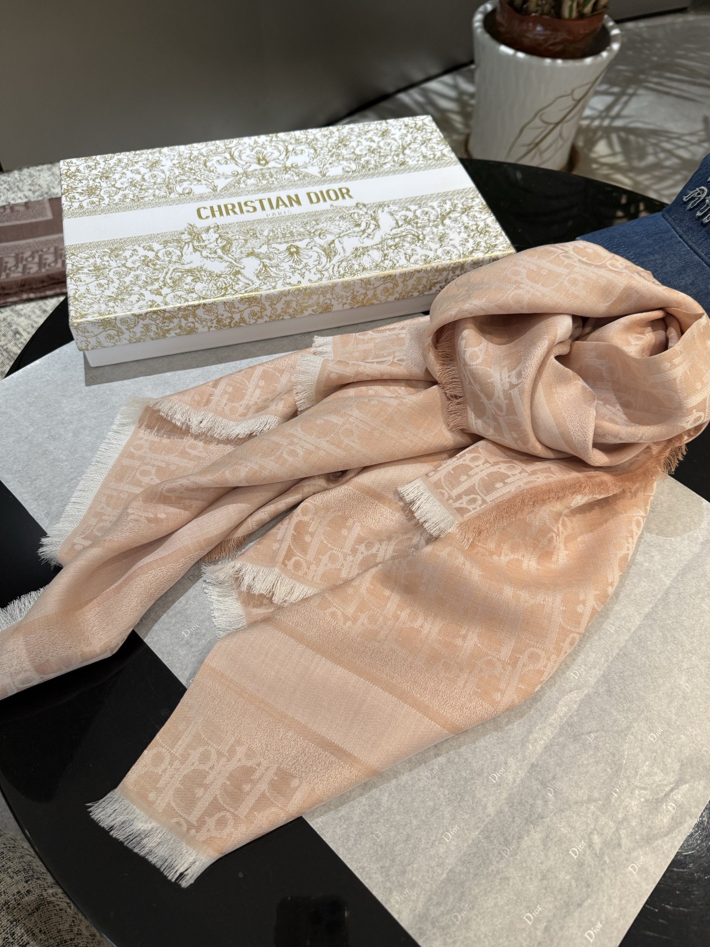 P高版本😈Dior披肩❤️经典方巾字母👍搭配丝毛混纺的华美质感，与成衣和配饰系列单品搭配相宜。尺寸：14