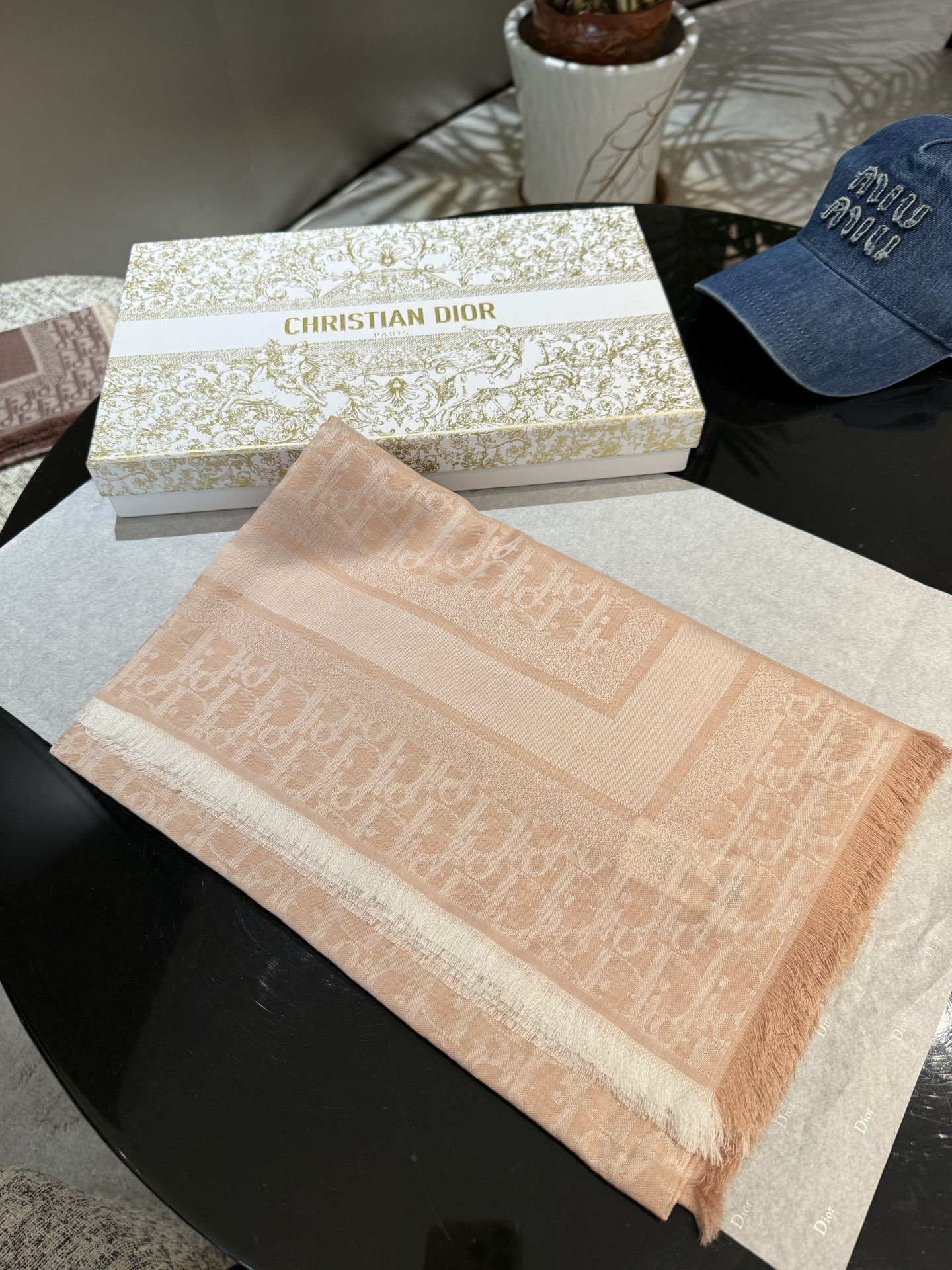 P高版本😈Dior披肩❤️经典方巾字母👍搭配丝毛混纺的华美质感，与成衣和配饰系列单品搭配相宜。尺寸：14