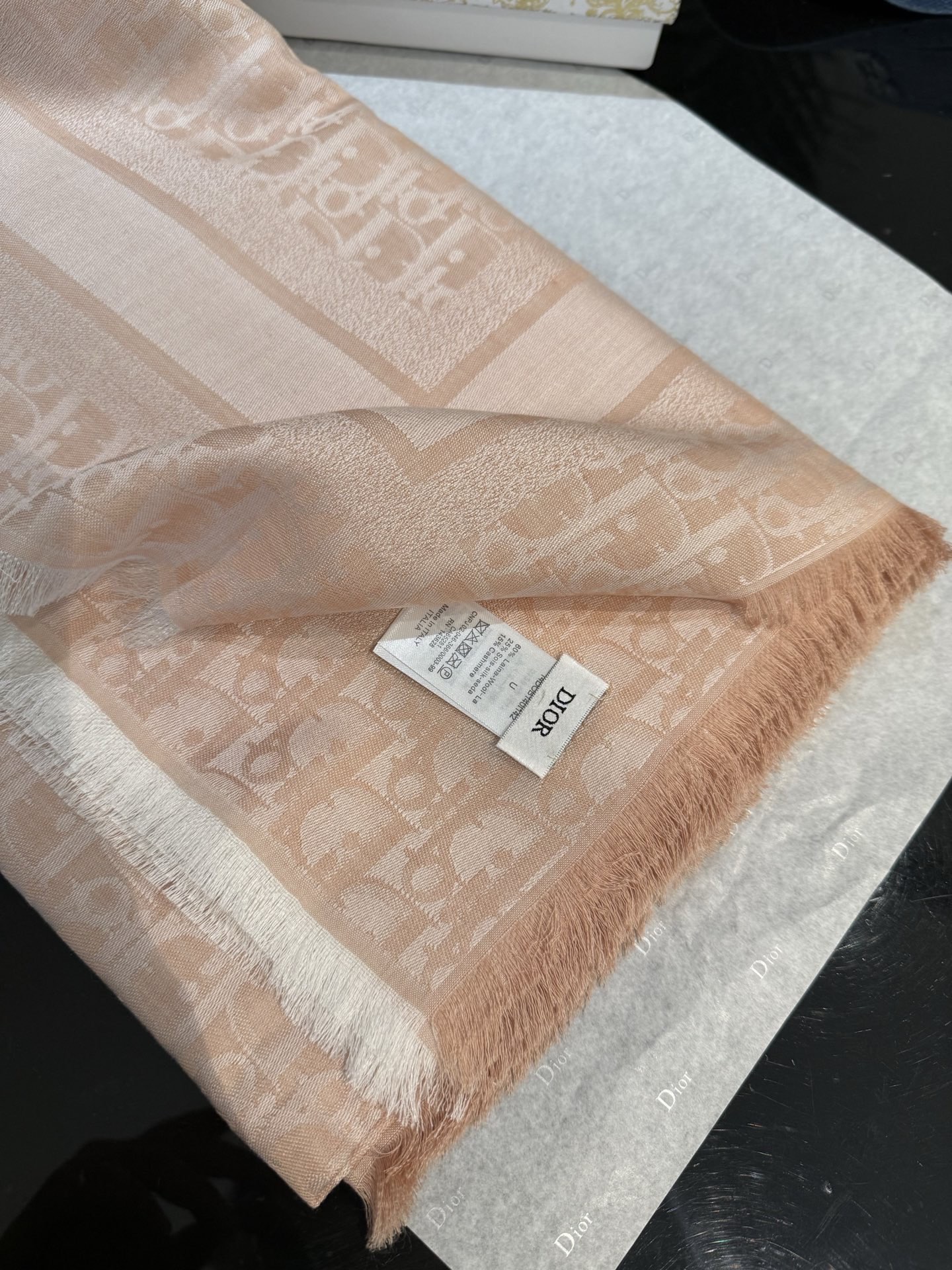P高版本😈Dior披肩❤️经典方巾字母👍搭配丝毛混纺的华美质感，与成衣和配饰系列单品搭配相宜。尺寸：14