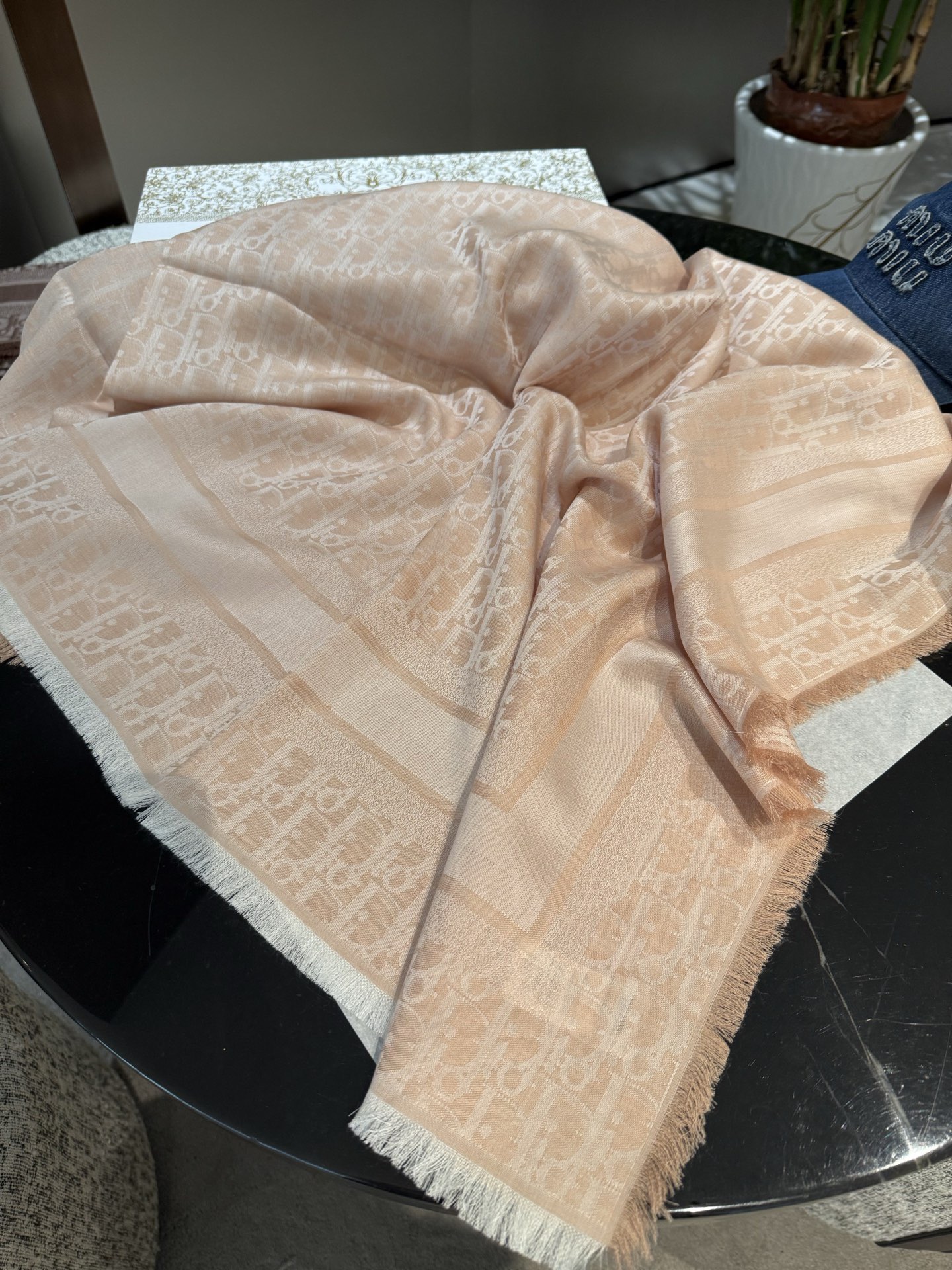 P高版本😈Dior披肩❤️经典方巾字母👍搭配丝毛混纺的华美质感，与成衣和配饰系列单品搭配相宜。尺寸：14