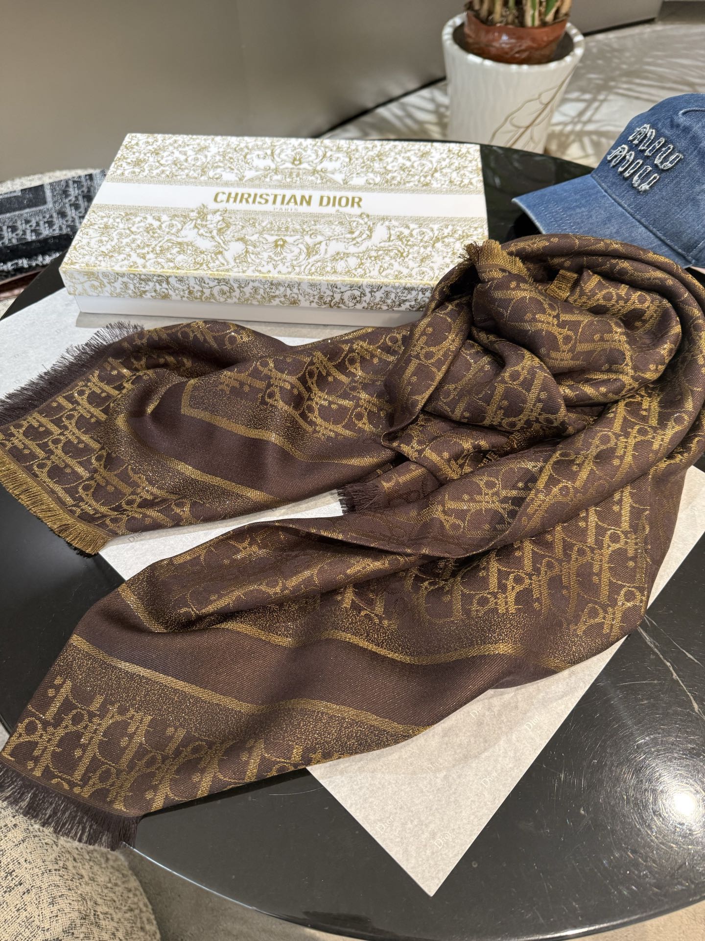 P高版本😈Dior披肩❤️经典方巾字母👍搭配丝毛混纺的华美质感，与成衣和配饰系列单品搭配相宜。尺寸：14