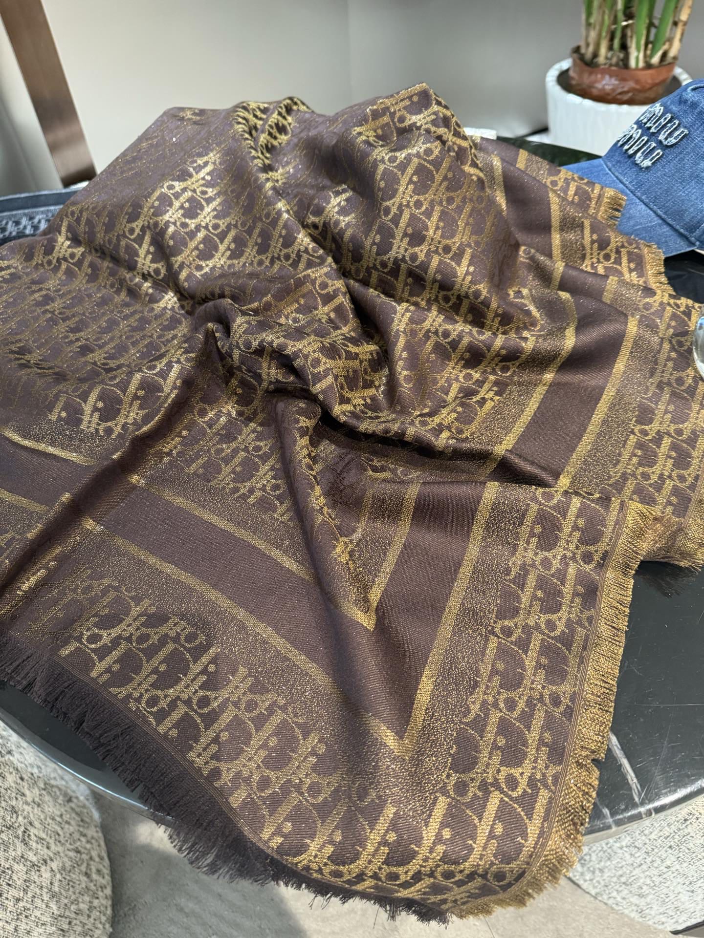 P高版本😈Dior披肩❤️经典方巾字母👍搭配丝毛混纺的华美质感，与成衣和配饰系列单品搭配相宜。尺寸：14