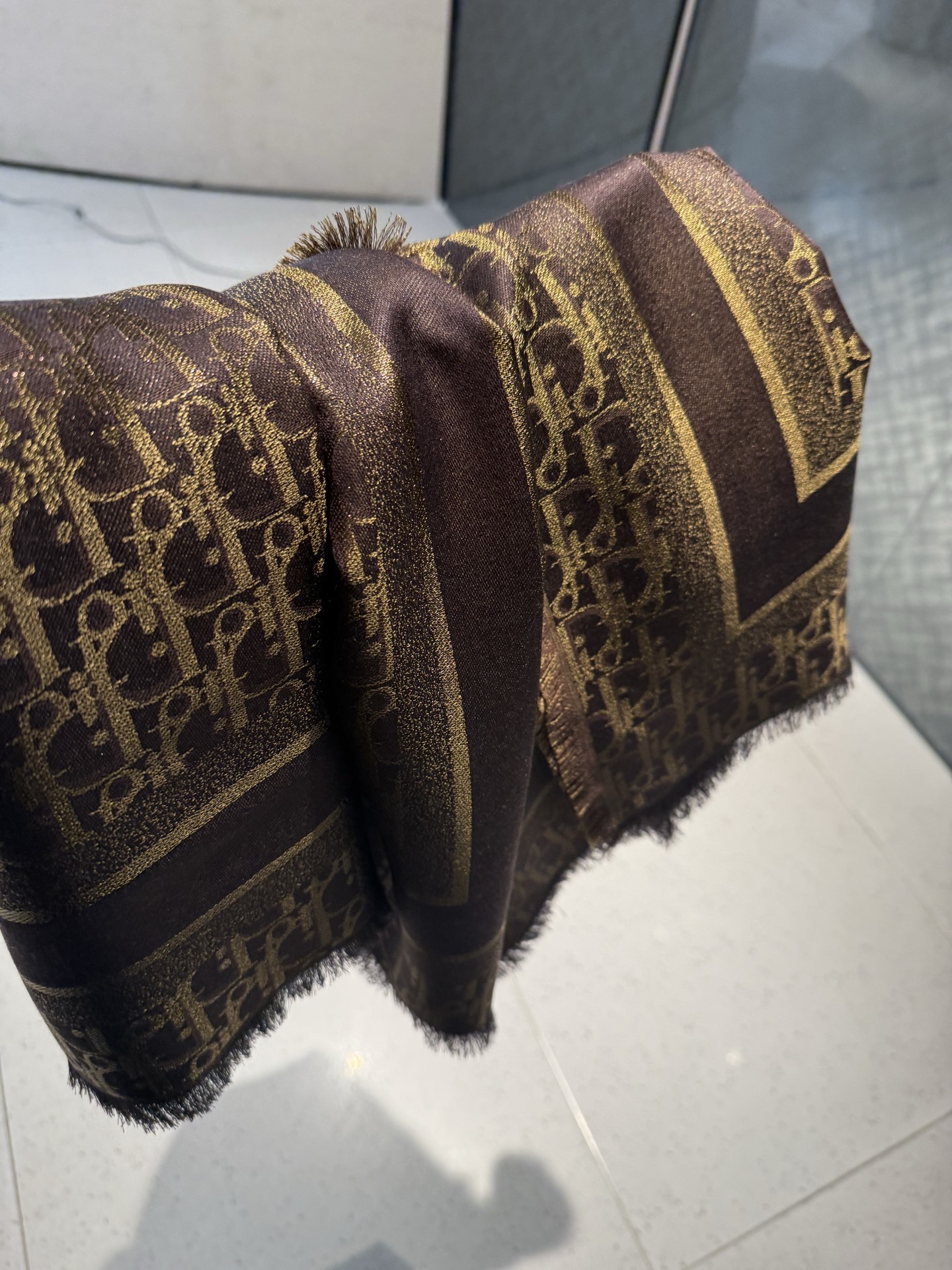 P高版本😈Dior披肩❤️经典方巾字母👍搭配丝毛混纺的华美质感，与成衣和配饰系列单品搭配相宜。尺寸：14