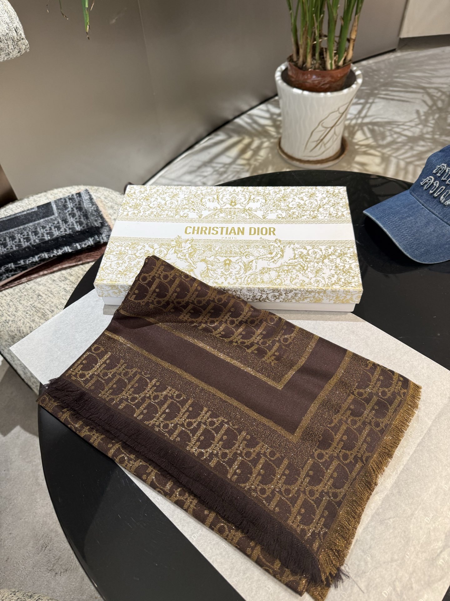 P高版本😈Dior披肩❤️经典方巾字母👍搭配丝毛混纺的华美质感，与成衣和配饰系列单品搭配相宜。尺寸：14