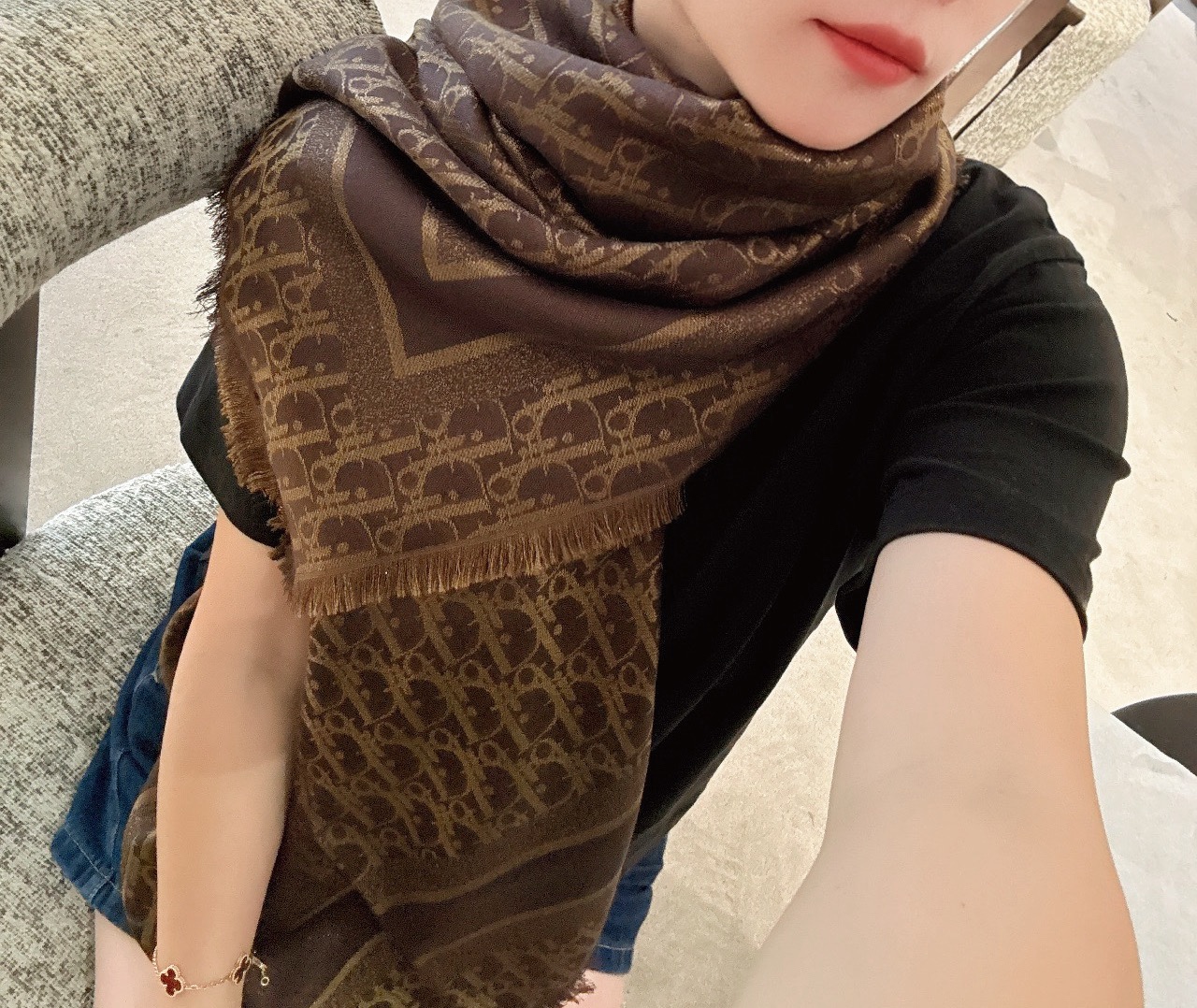 P高版本😈Dior披肩❤️经典方巾字母👍搭配丝毛混纺的华美质感，与成衣和配饰系列单品搭配相宜。尺寸：14