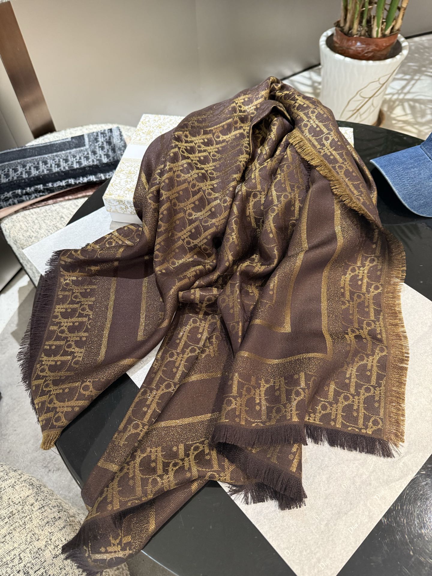 P高版本😈Dior披肩❤️经典方巾字母👍搭配丝毛混纺的华美质感，与成衣和配饰系列单品搭配相宜。尺寸：14