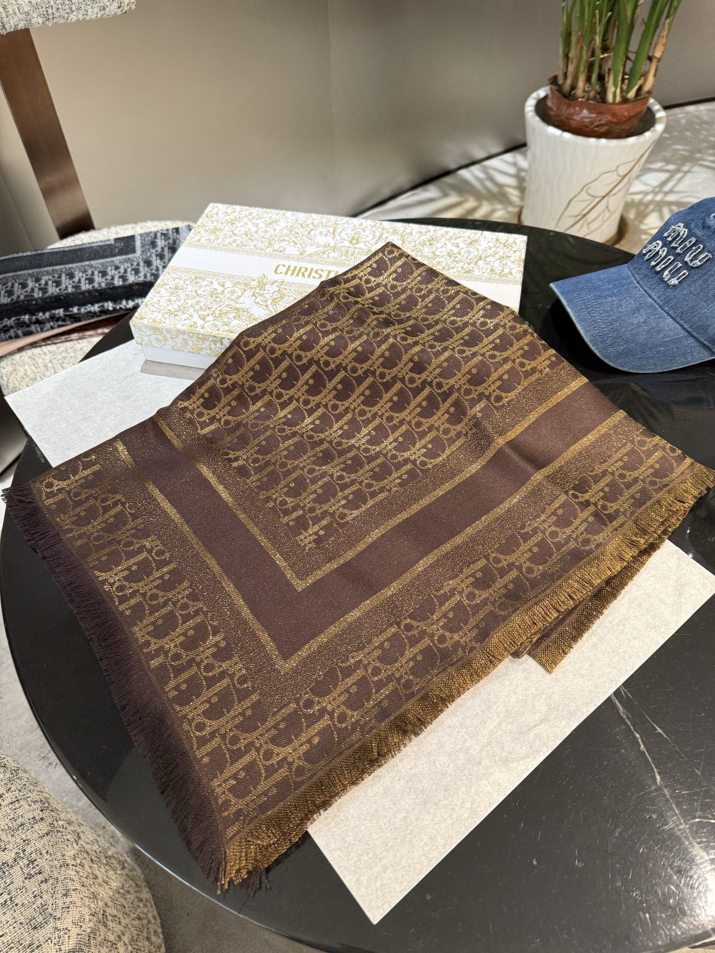 P高版本😈Dior披肩❤️经典方巾字母👍搭配丝毛混纺的华美质感，与成衣和配饰系列单品搭配相宜。尺寸：14