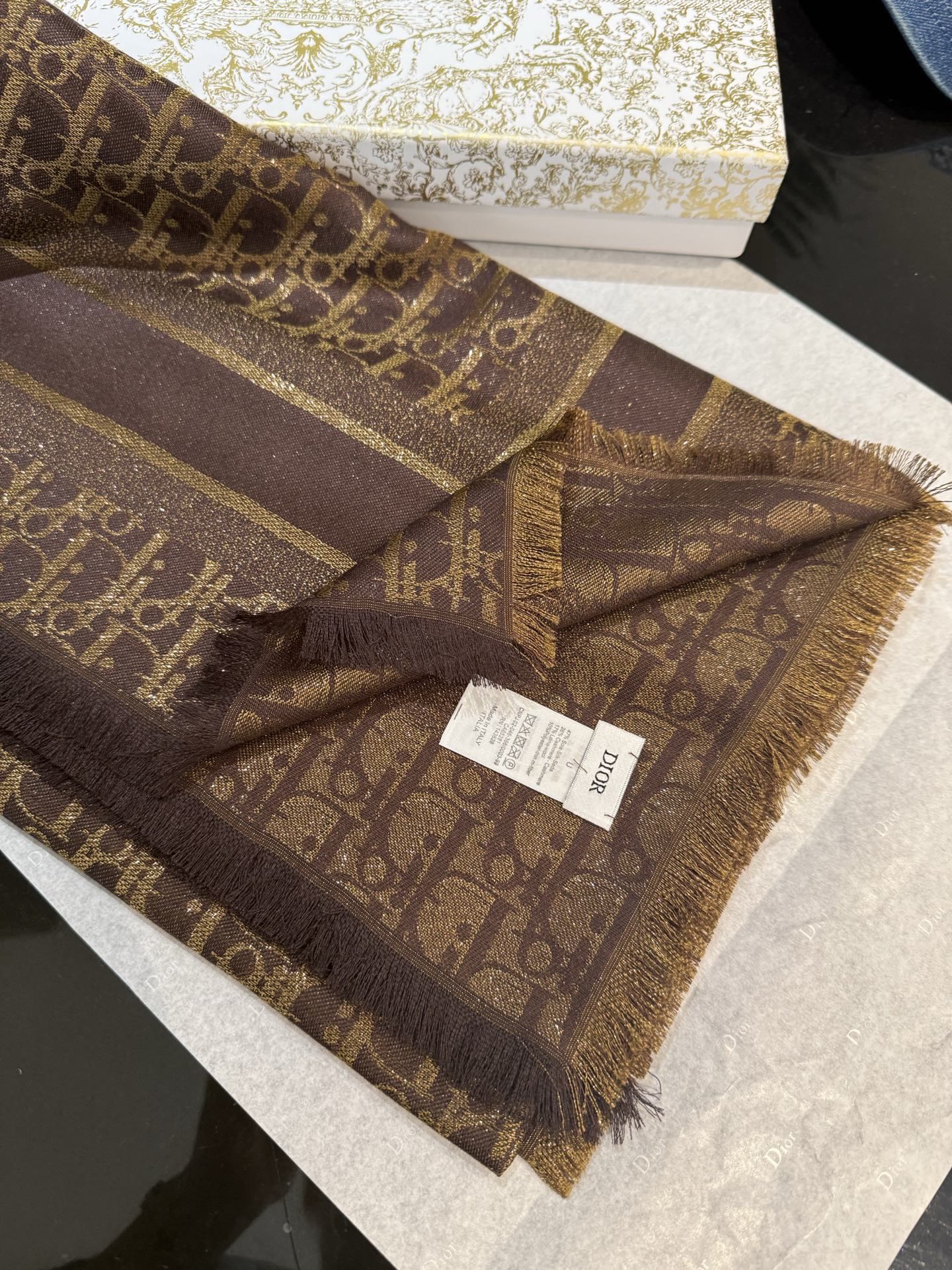 P高版本😈Dior披肩❤️经典方巾字母👍搭配丝毛混纺的华美质感，与成衣和配饰系列单品搭配相宜。尺寸：14