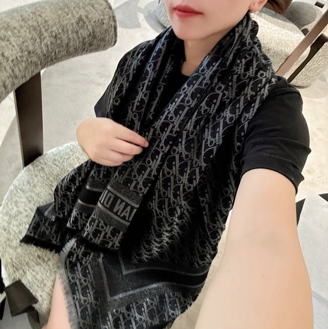 P高版本😈Dior披肩❤️经典方巾字母👍搭配丝毛混纺的华美质感，与成衣和配饰系列单品搭配相宜。尺寸：14