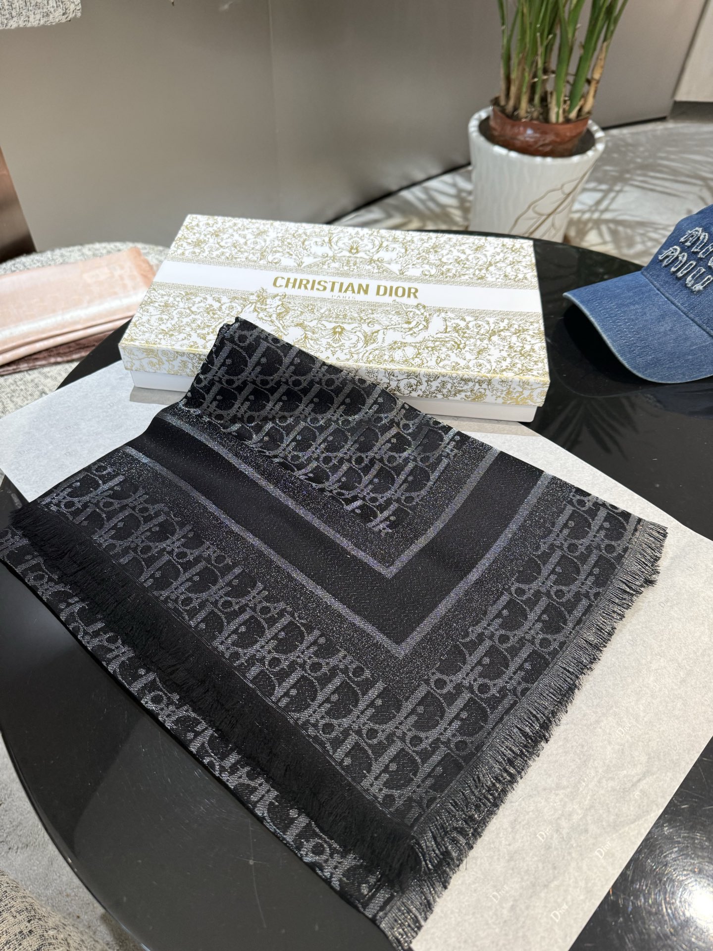 P高版本😈Dior披肩❤️经典方巾字母👍搭配丝毛混纺的华美质感，与成衣和配饰系列单品搭配相宜。尺寸：14