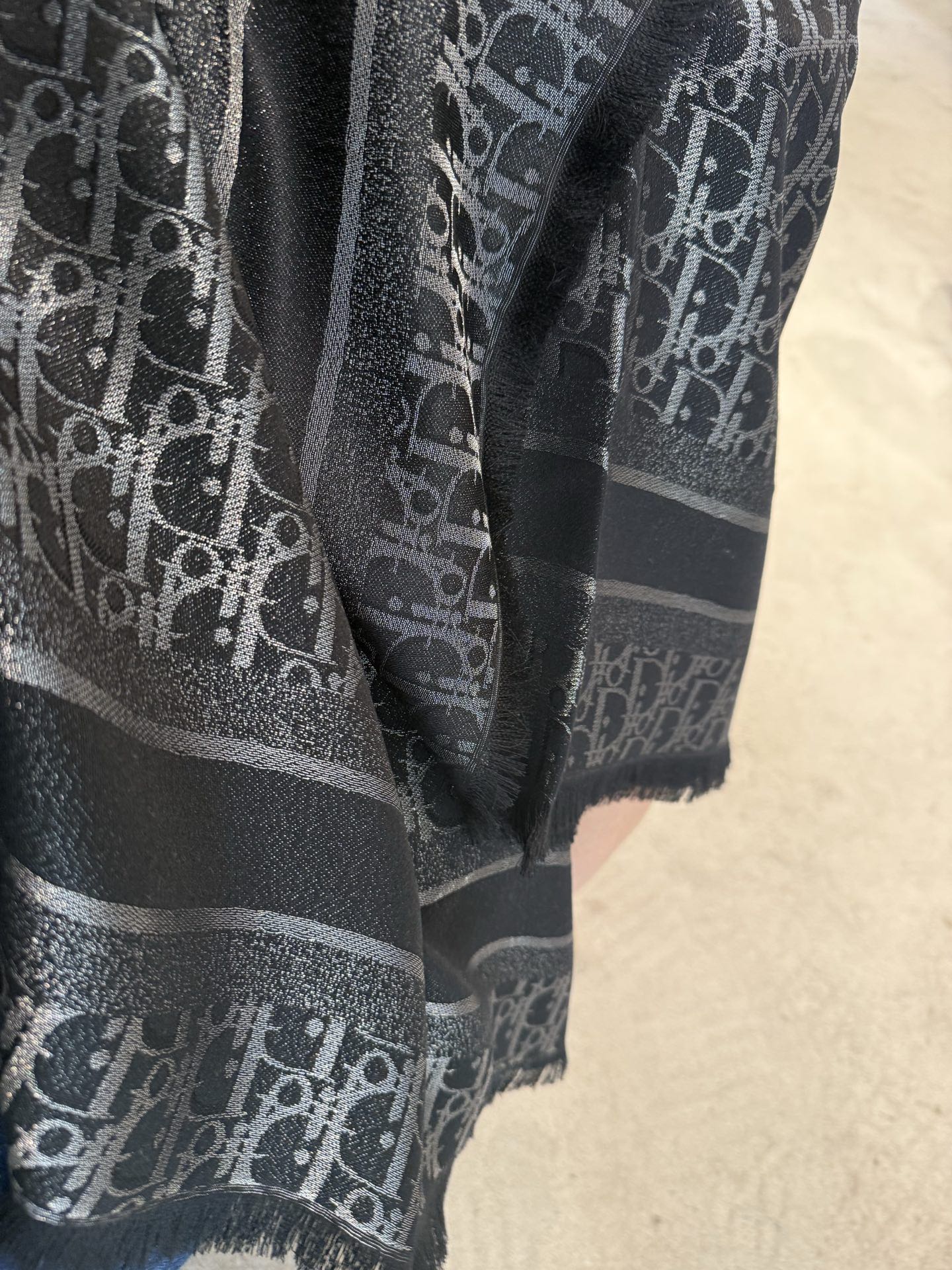 P高版本😈Dior披肩❤️经典方巾字母👍搭配丝毛混纺的华美质感，与成衣和配饰系列单品搭配相宜。尺寸：14