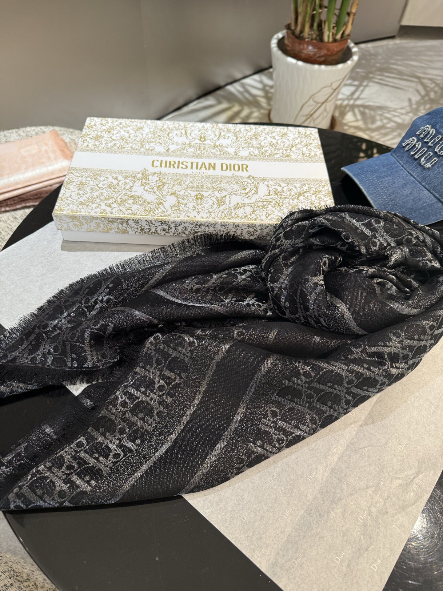 P高版本😈Dior披肩❤️经典方巾字母👍搭配丝毛混纺的华美质感，与成衣和配饰系列单品搭配相宜。尺寸：14