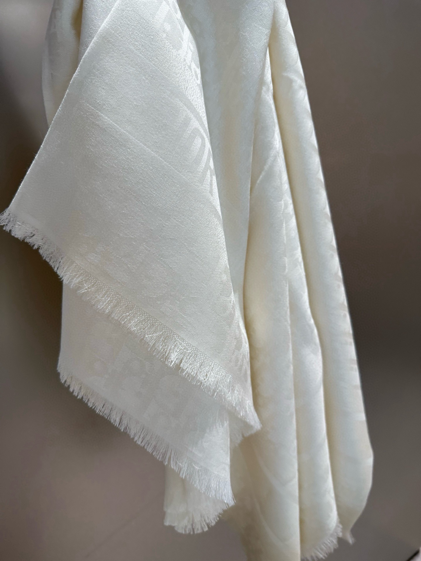 P高版本😈Dior披肩❤️经典方巾字母👍搭配丝毛混纺的华美质感，与成衣和配饰系列单品搭配相宜。尺寸：14