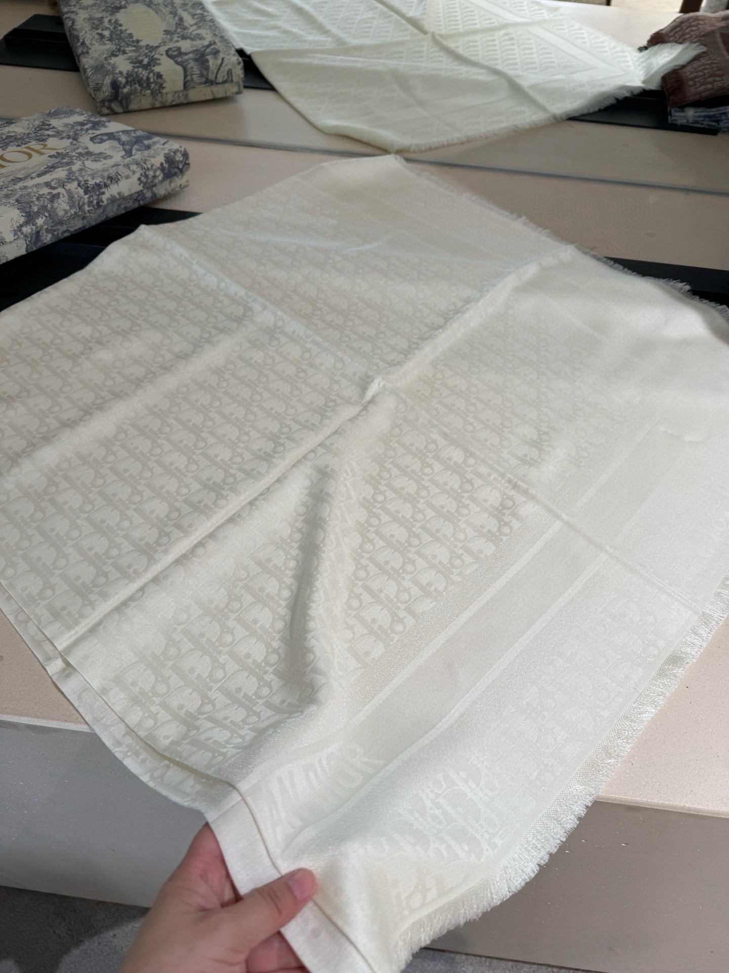 P高版本😈Dior披肩❤️经典方巾字母👍搭配丝毛混纺的华美质感，与成衣和配饰系列单品搭配相宜。尺寸：14