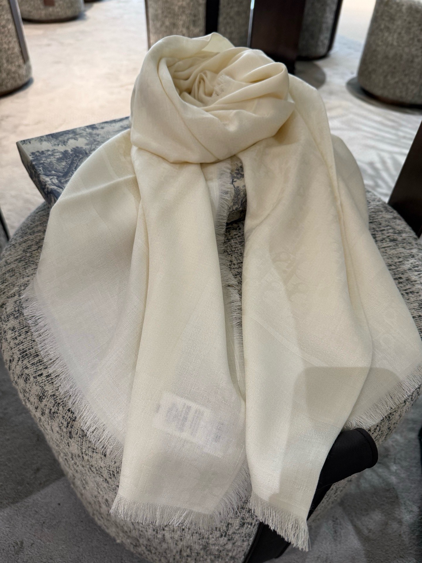 P高版本😈Dior披肩❤️经典方巾字母👍搭配丝毛混纺的华美质感，与成衣和配饰系列单品搭配相宜。尺寸：14