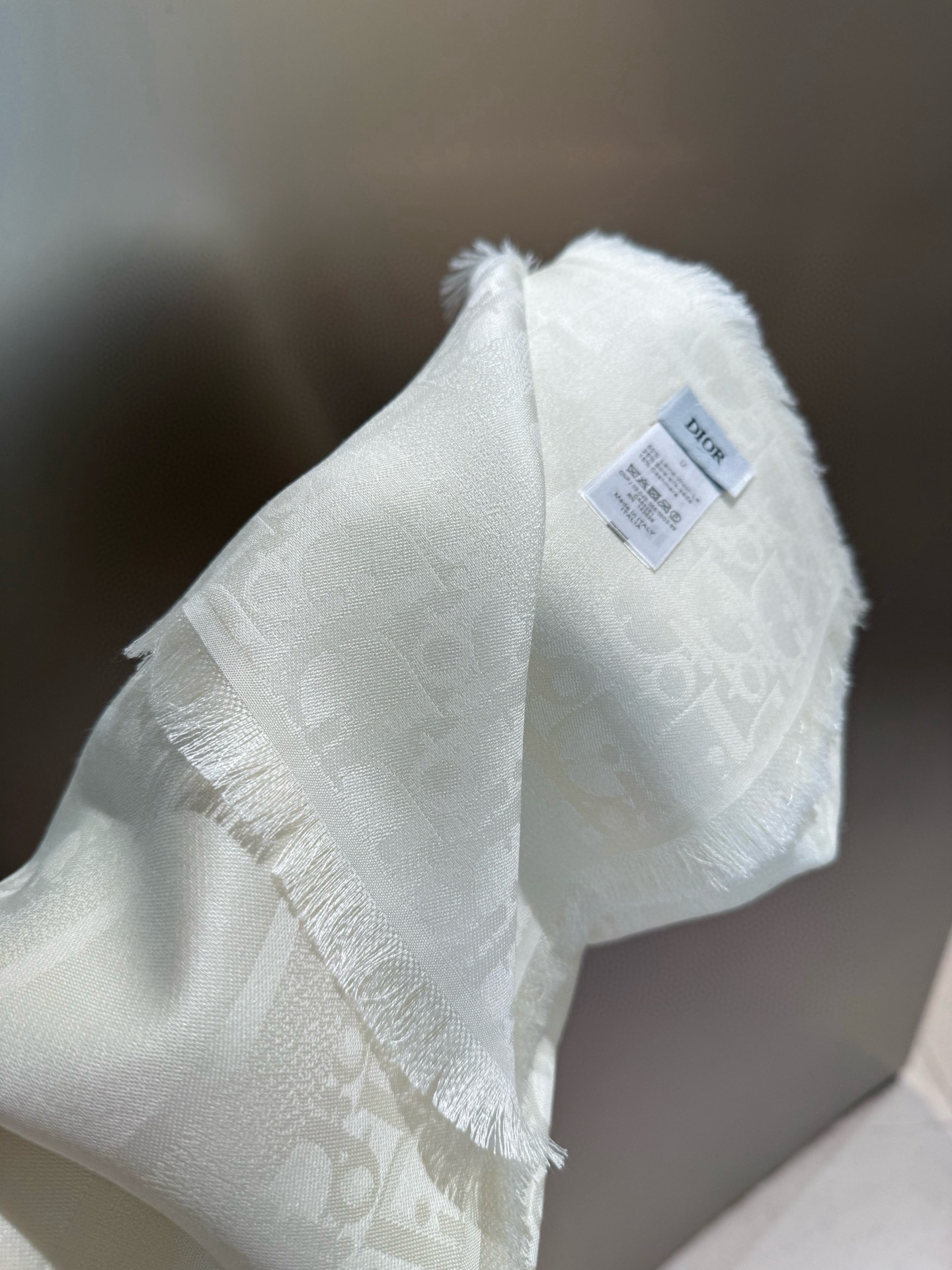 P高版本😈Dior披肩❤️经典方巾字母👍搭配丝毛混纺的华美质感，与成衣和配饰系列单品搭配相宜。尺寸：14