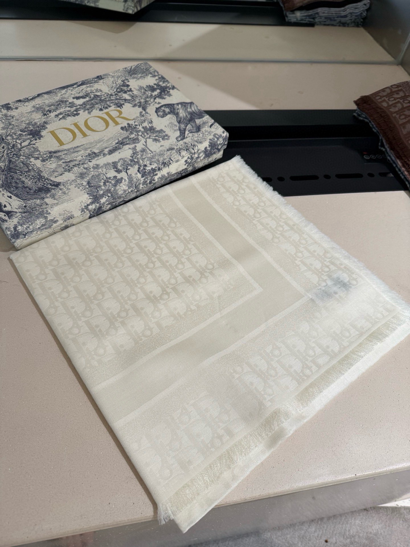 P高版本😈Dior披肩❤️经典方巾字母👍搭配丝毛混纺的华美质感，与成衣和配饰系列单品搭配相宜。尺寸：14