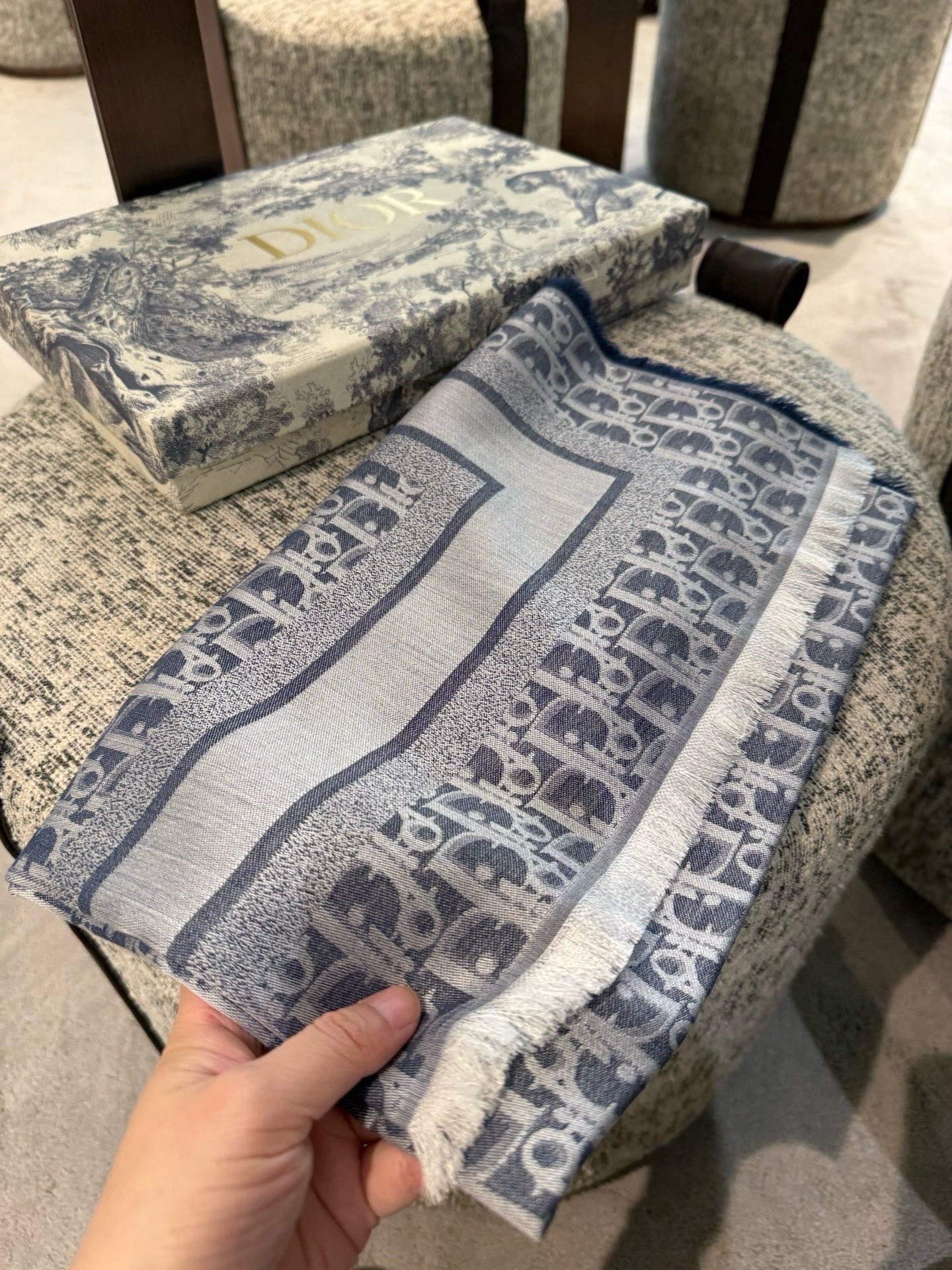 P高版本😈Dior披肩❤️经典方巾字母👍搭配丝毛混纺的华美质感，与成衣和配饰系列单品搭配相宜。尺寸：14