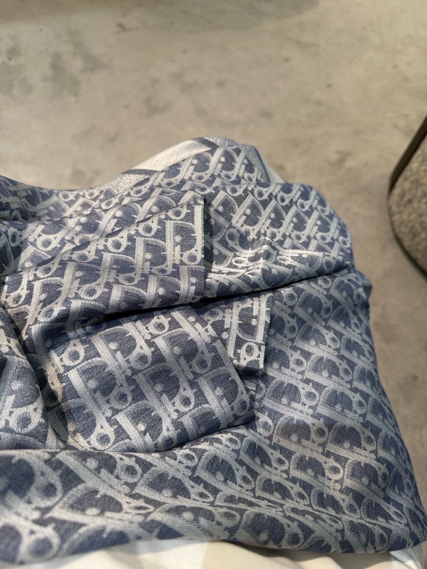 P高版本😈Dior披肩❤️经典方巾字母👍搭配丝毛混纺的华美质感，与成衣和配饰系列单品搭配相宜。尺寸：14