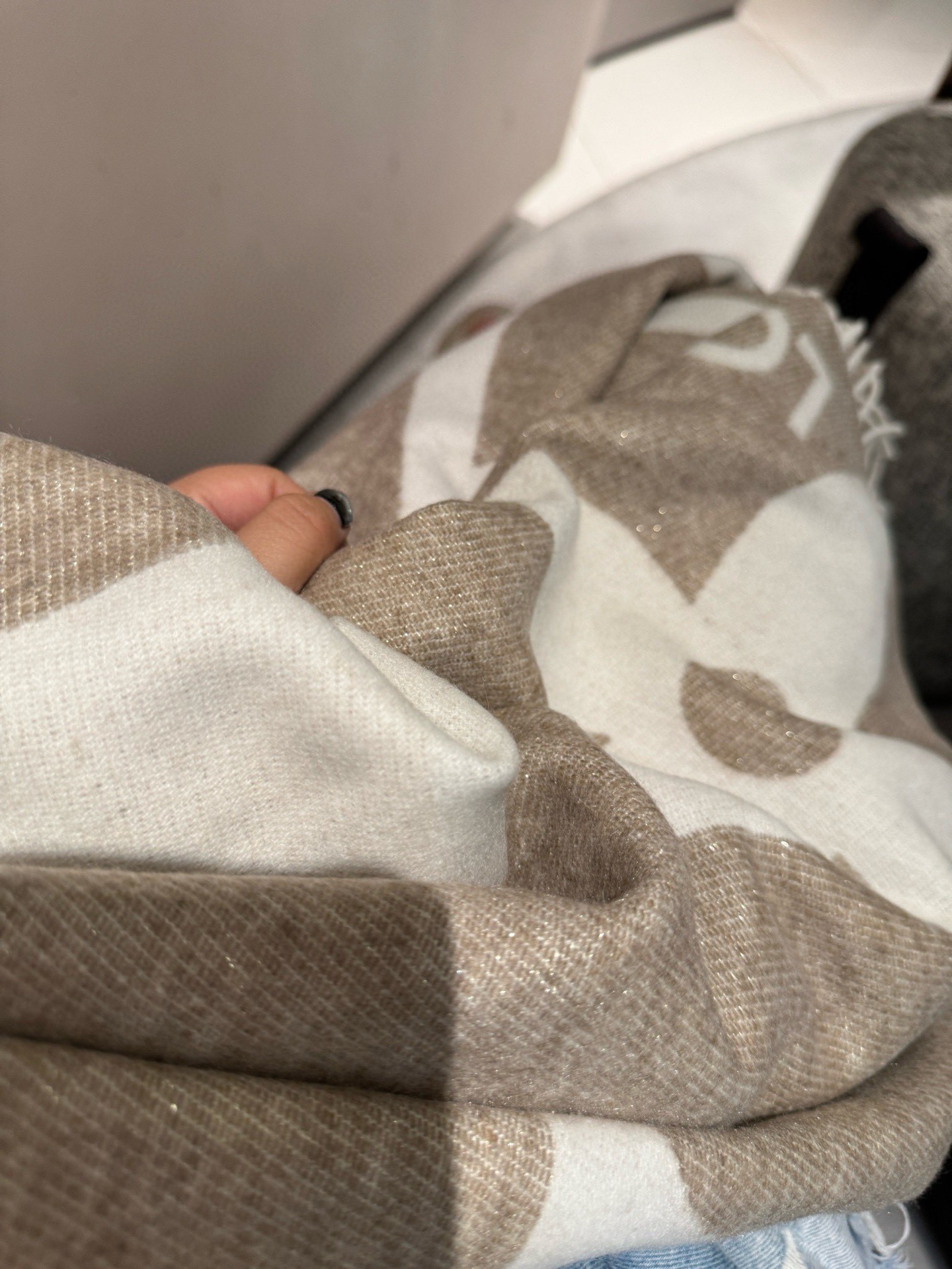 P#新款披肩Louis Vuitton 金丝线羊绒大披肩型号 奶茶色M77407 Size：200x70