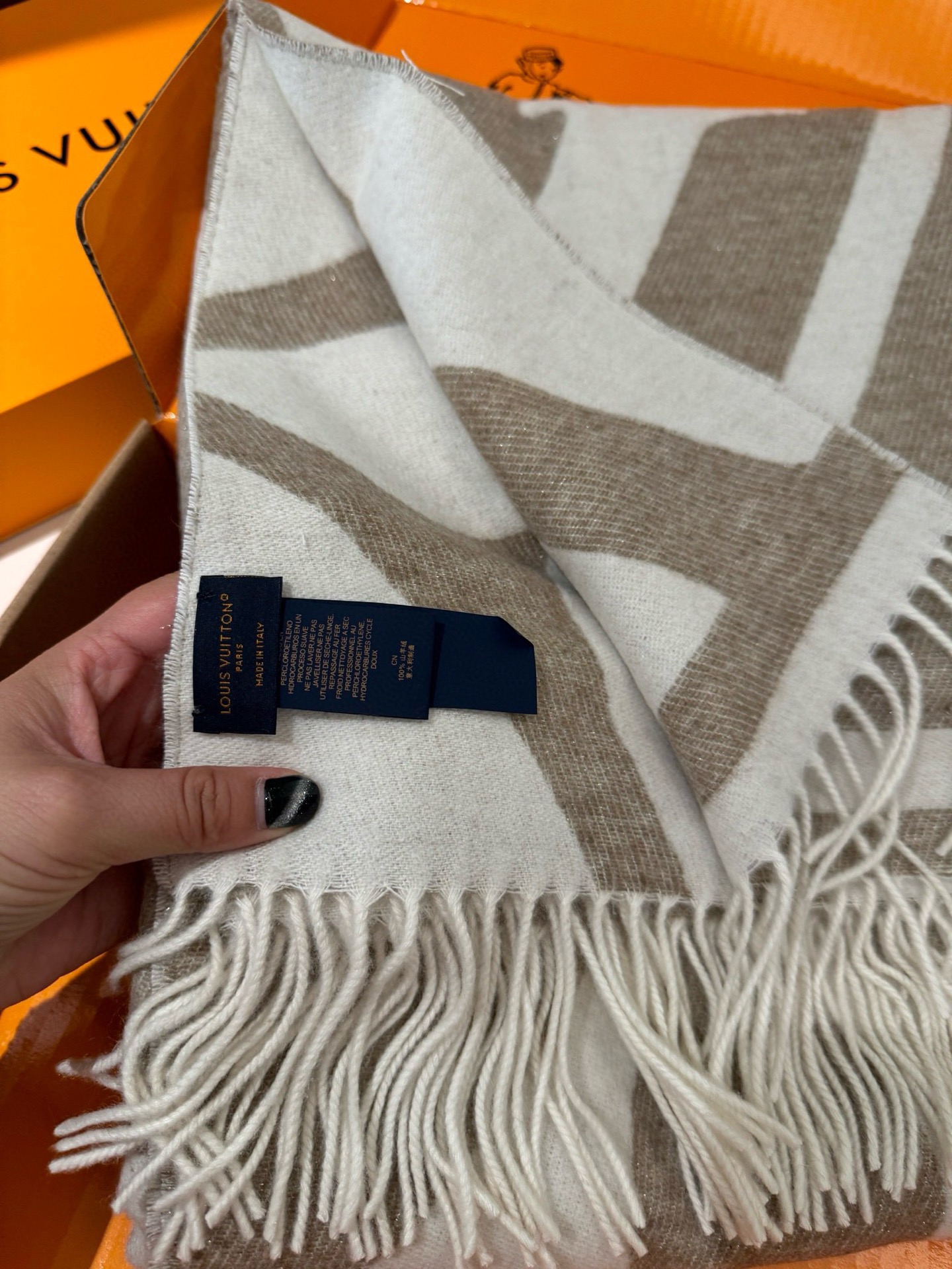 P#新款披肩Louis Vuitton 金丝线羊绒大披肩型号 奶茶色M77407 Size：200x70