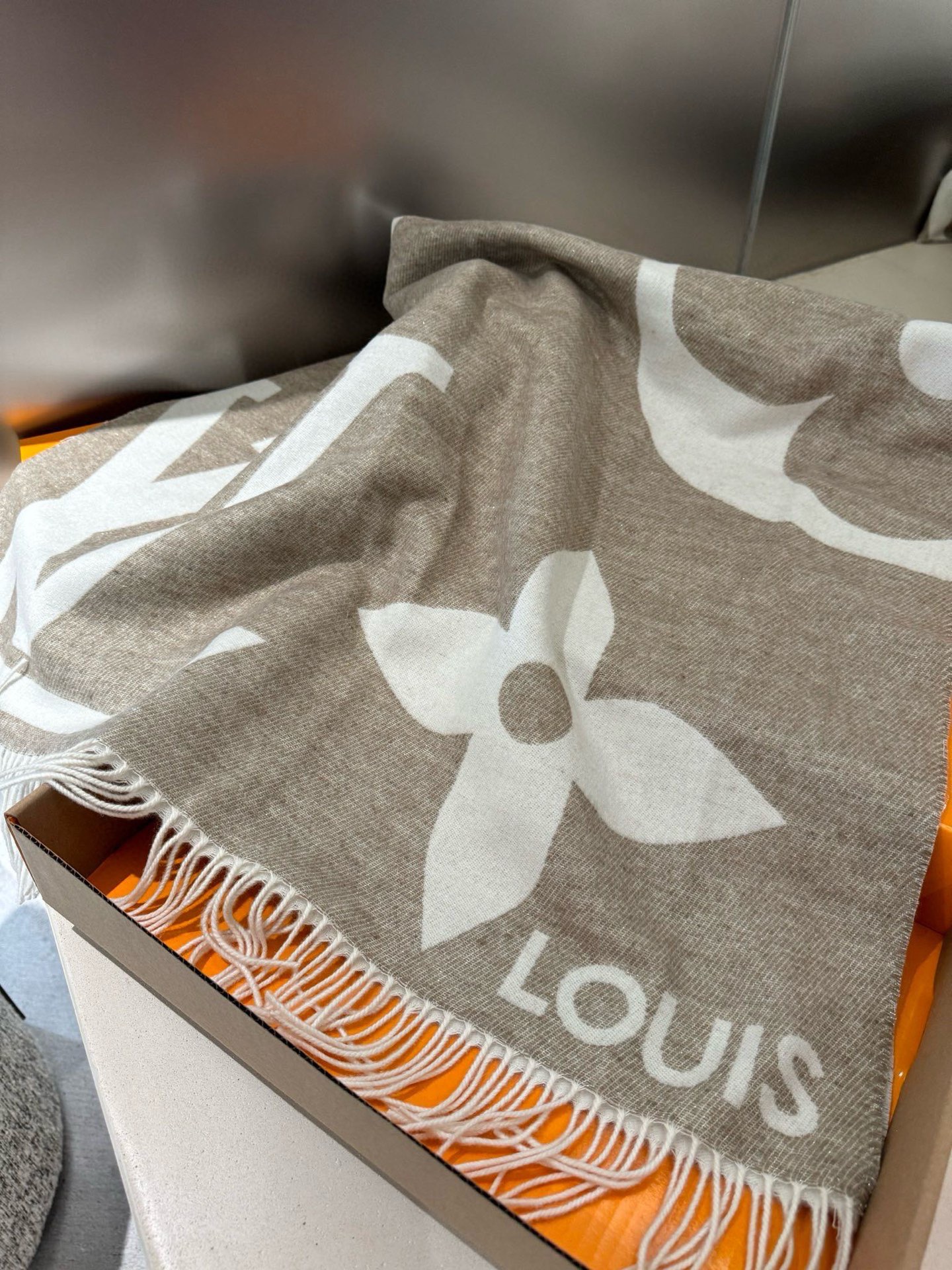 P#新款披肩Louis Vuitton 金丝线羊绒大披肩型号 奶茶色M77407 Size：200x70