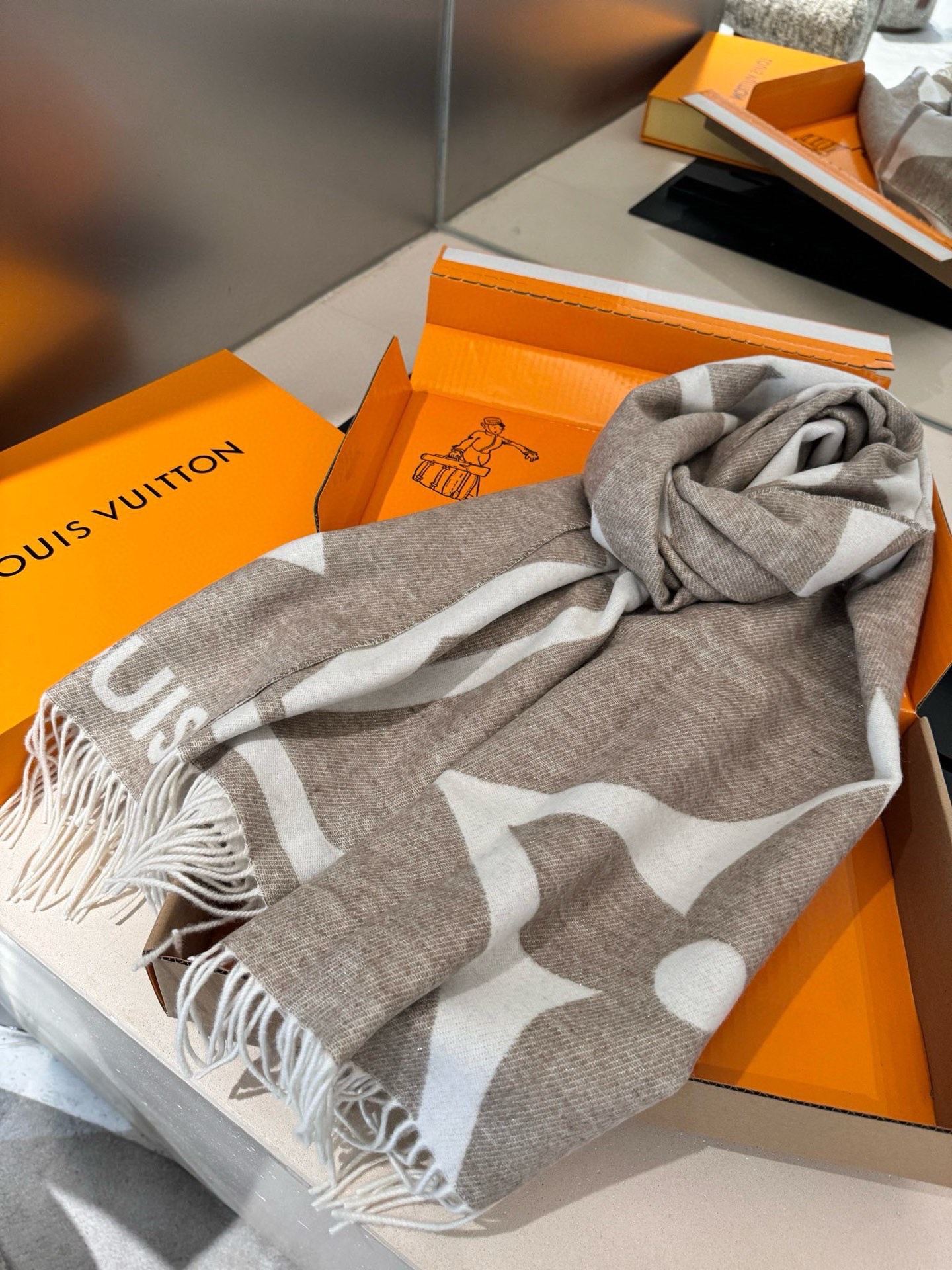 P#新款披肩Louis Vuitton 金丝线羊绒大披肩型号 奶茶色M77407 Size：200x70