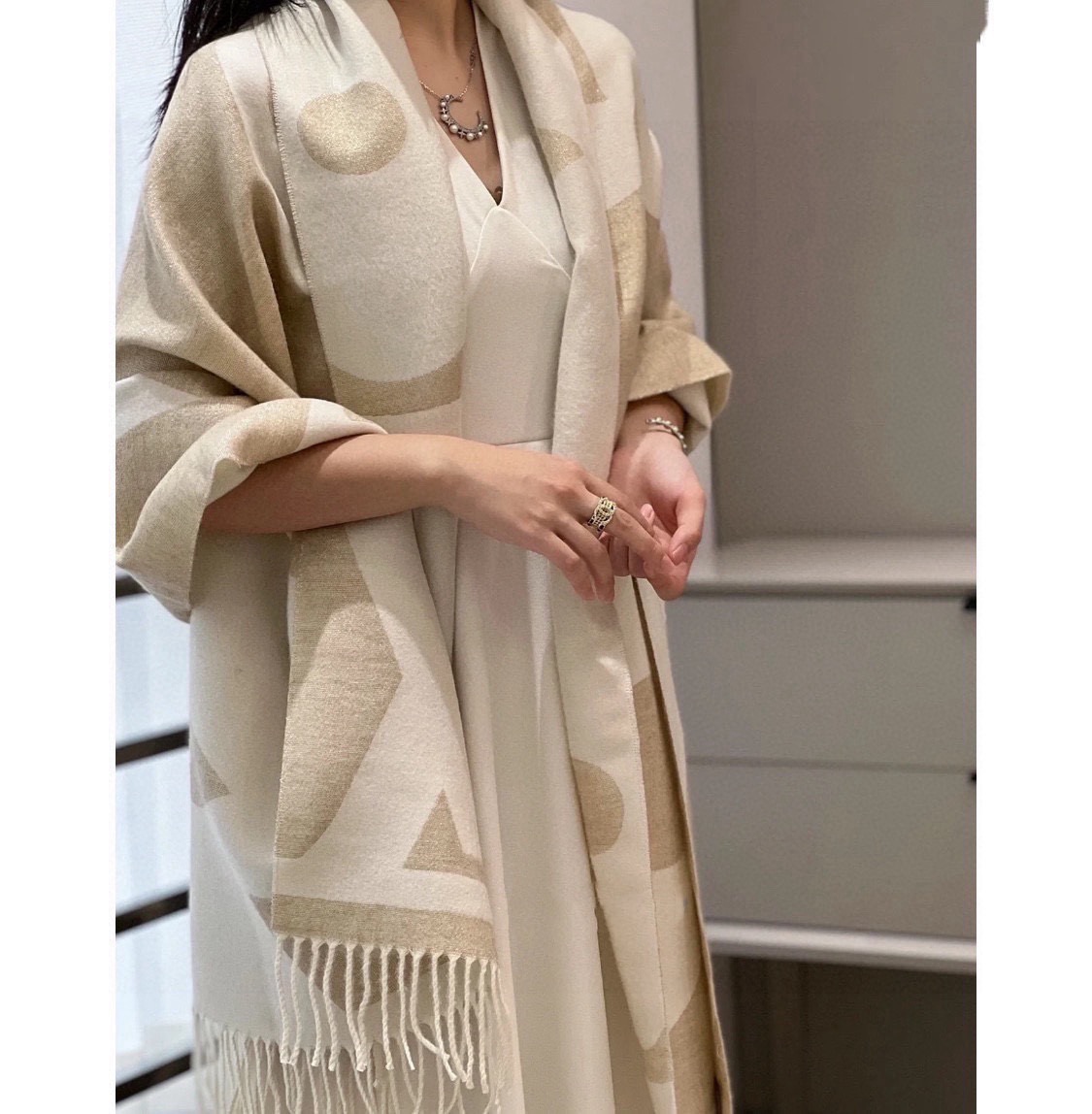 P#新款披肩Louis Vuitton 金丝线羊绒大披肩型号 奶茶色M77407 Size：200x70