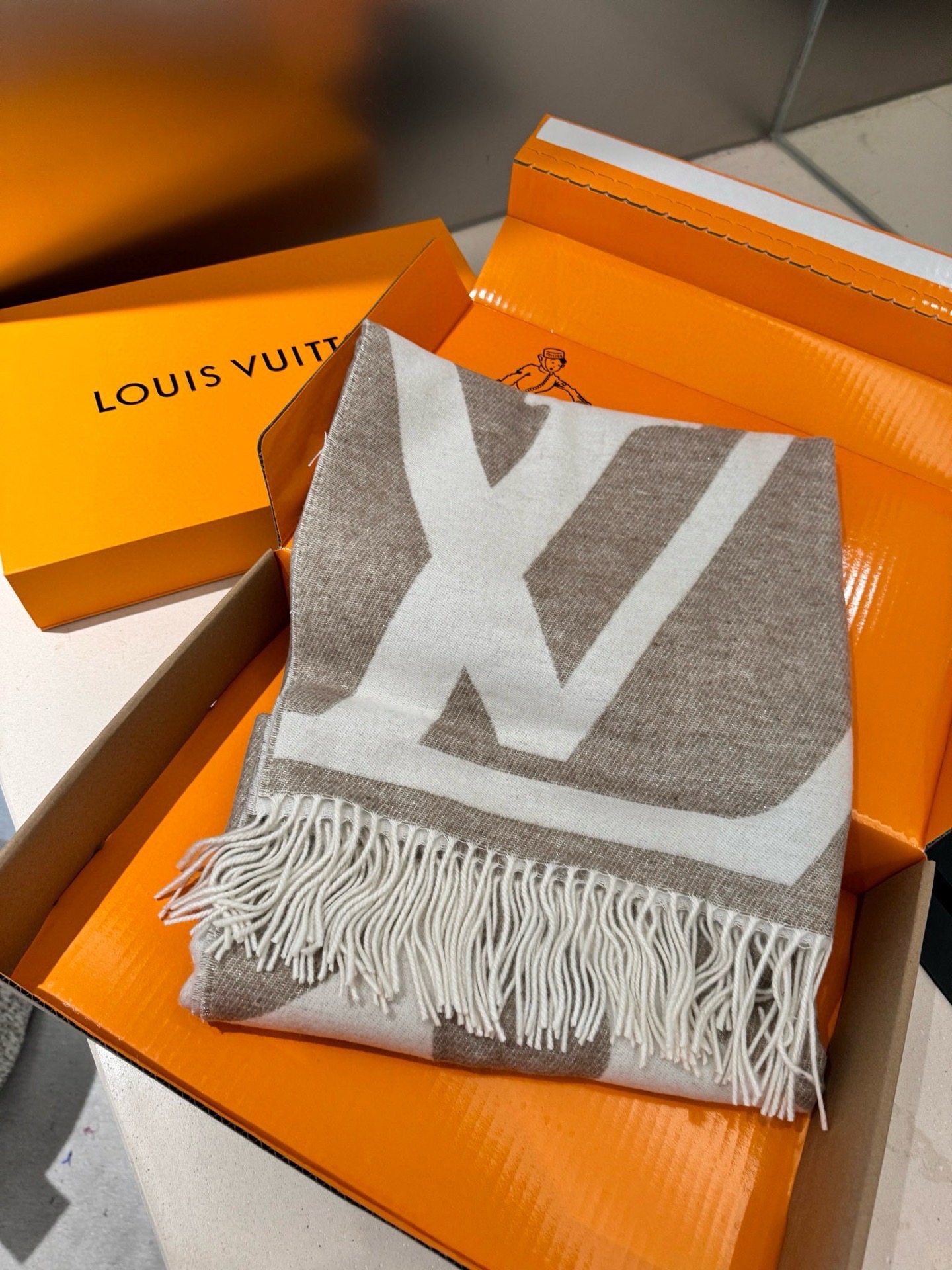 P#新款披肩Louis Vuitton 金丝线羊绒大披肩型号 奶茶色M77407 Size：200x70