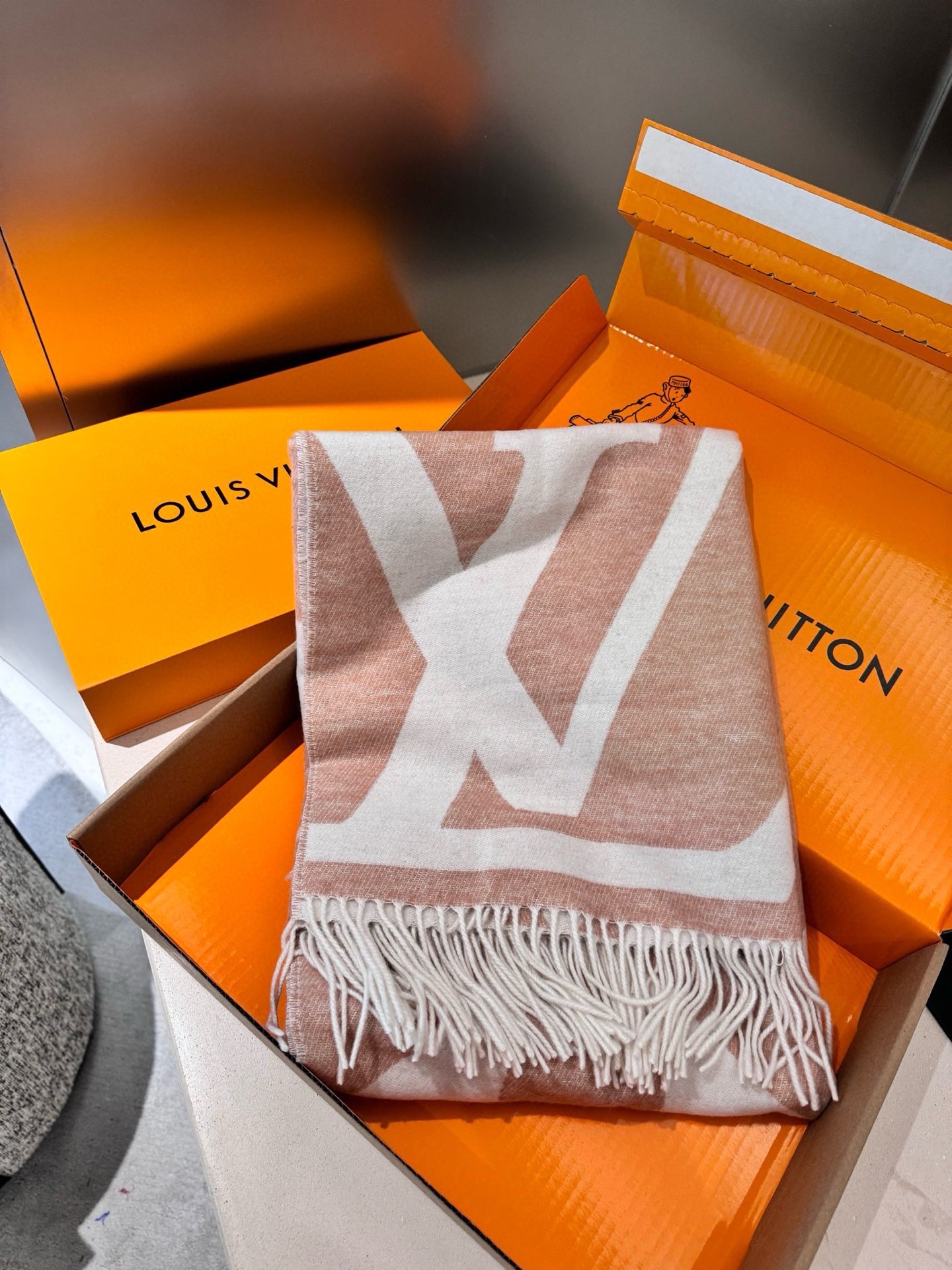 P新款披肩Louis Vuitton 金丝线羊绒大披肩型号 奶茶色M77407 Size：200x70c