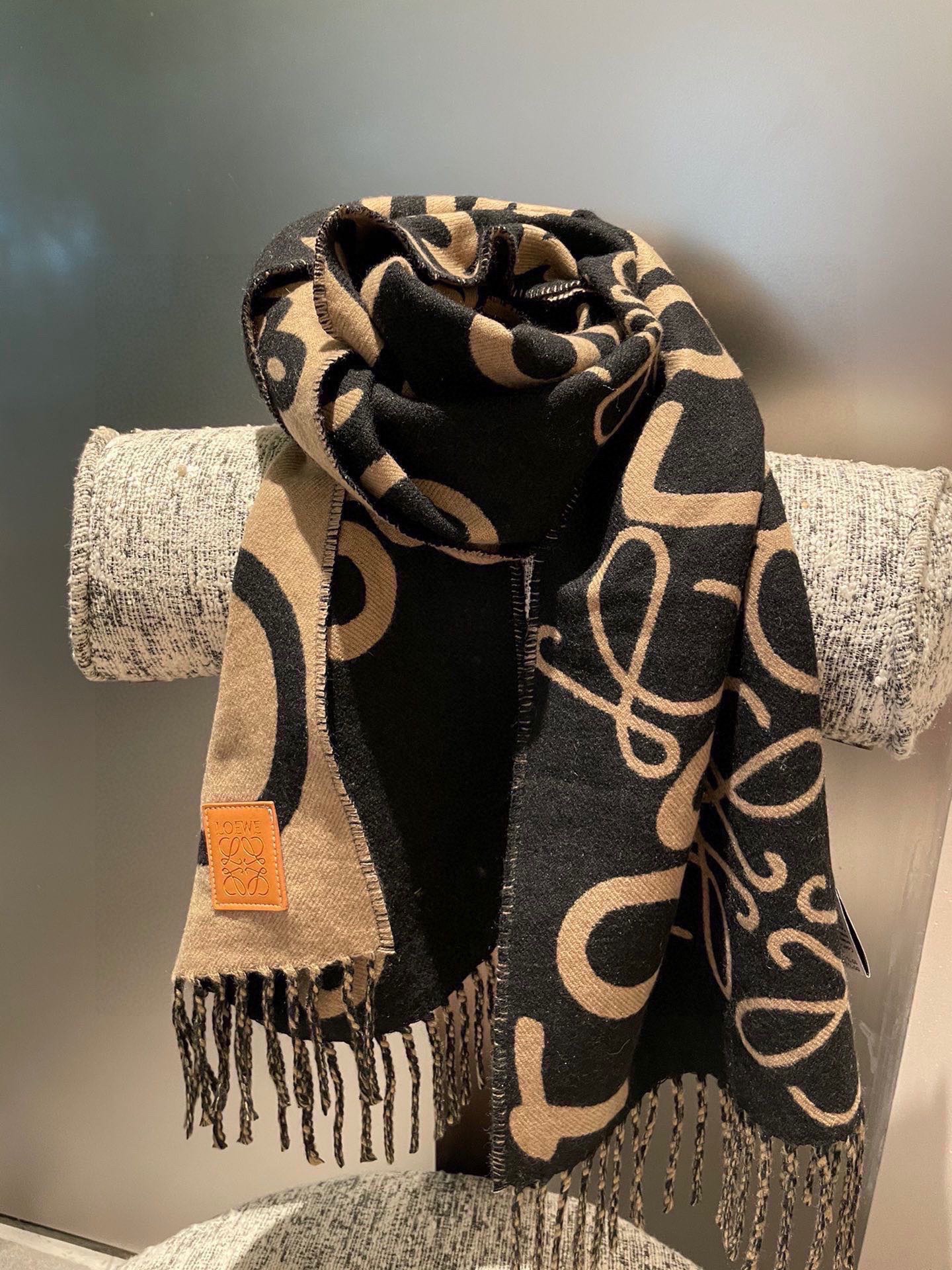 P爆款上牛货【LW拼色羊绒长巾】🧶 LOEWE 2025早秋系列释出新款字母涂鸦风围巾，两端带有流苏，饰