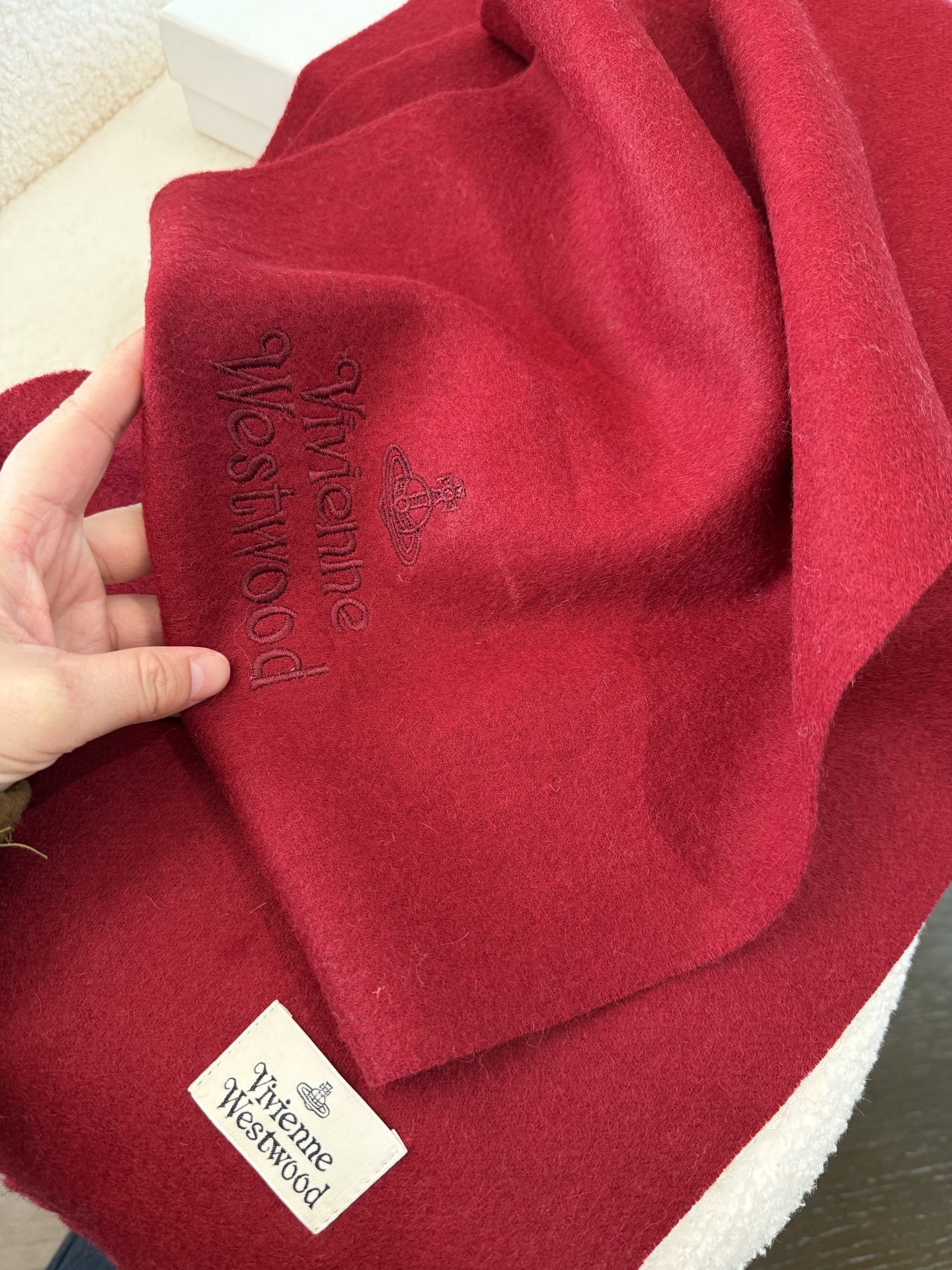 P小红书爆款“Vivienne Westwood”薇薇安西太后羊绒羊毛围巾❗ 西太后 英国时装设计师，时