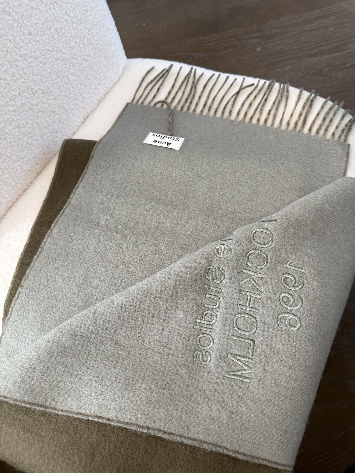 P🆕acne2025最新款 【难得一见的温柔配色，低调又不失优雅❗】重点推荐❗双面配色，一条围巾两种风格