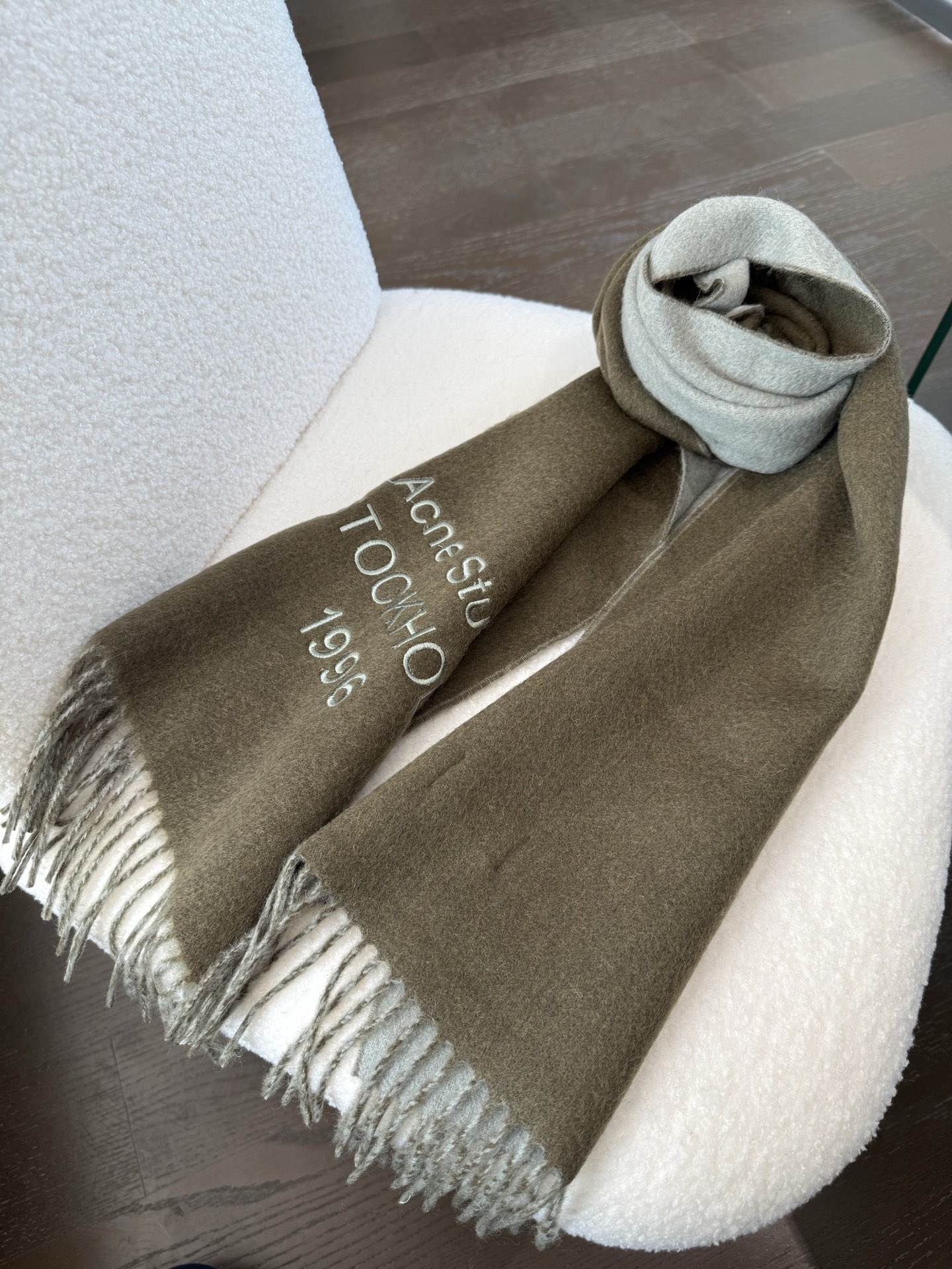 P🆕acne2025最新款 【难得一见的温柔配色，低调又不失优雅❗】重点推荐❗双面配色，一条围巾两种风格